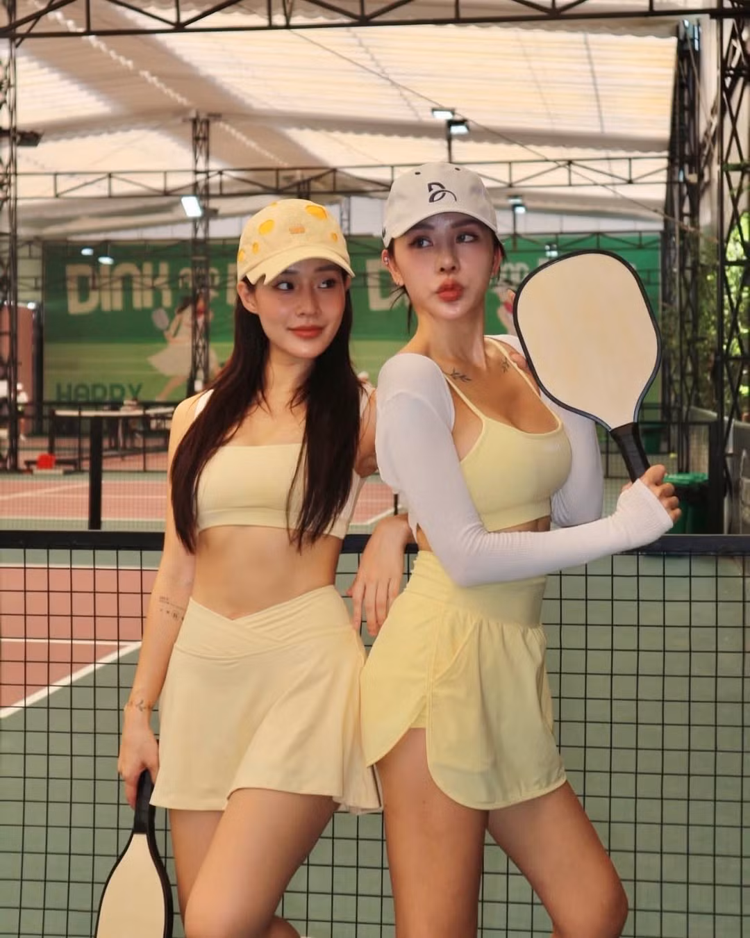 Cô nàng hoàn thiện tổng thể với chiếc mũ phớt cùng tone vàng.