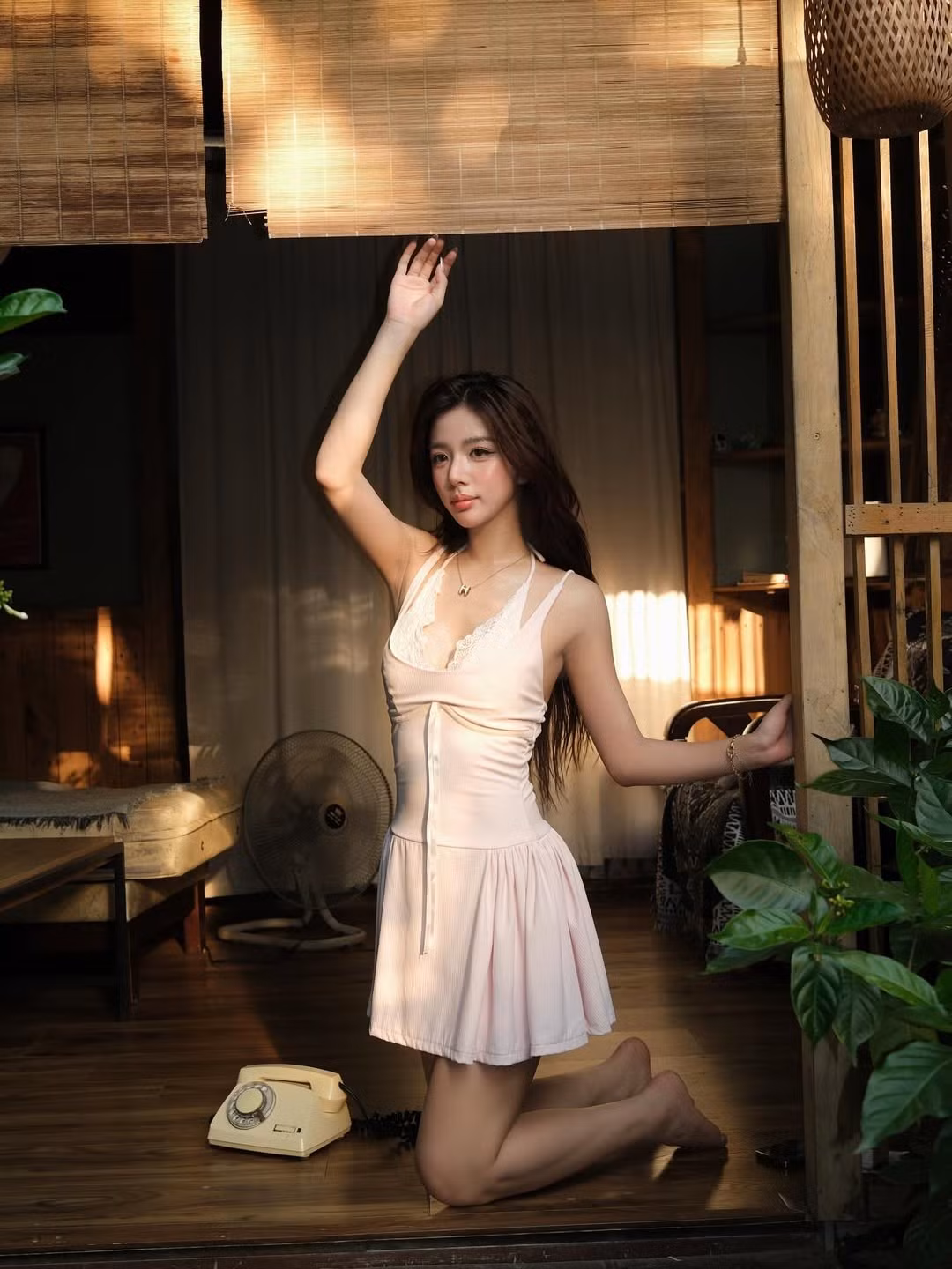 Hot girl Phan Thị Minh Hằng, hay còn được biết đến với biệt danh "Hằng Phan", vừa gây thương nhớ với loạt ảnh khoe vẻ đẹp nhẹ nhàng, thuần khiết như một nàng thơ.