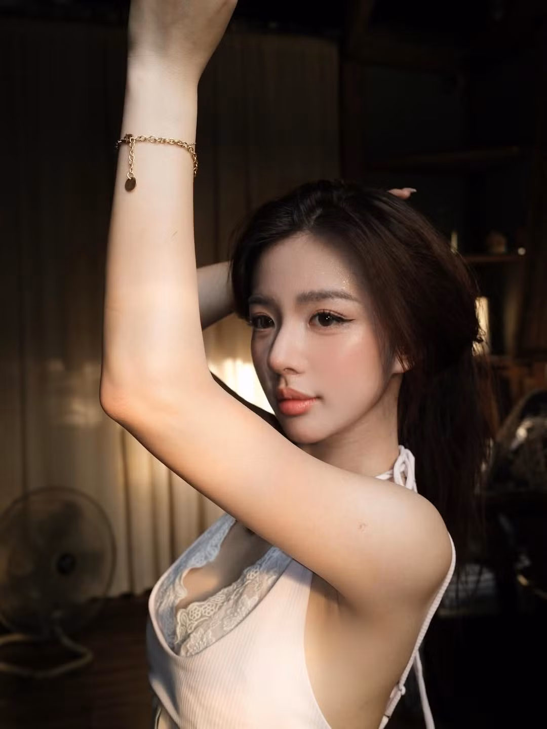 Trong những bức ảnh được chia sẻ, Hằng Phan xuất hiện với vẻ ngoài dịu dàng, nữ tính trong bộ váy hai dây màu trắng tinh khôi. Trang phục đơn giản nhưng khéo léo khoe bờ vai thon thả và làn da trắng mịn không tì vết của cô.