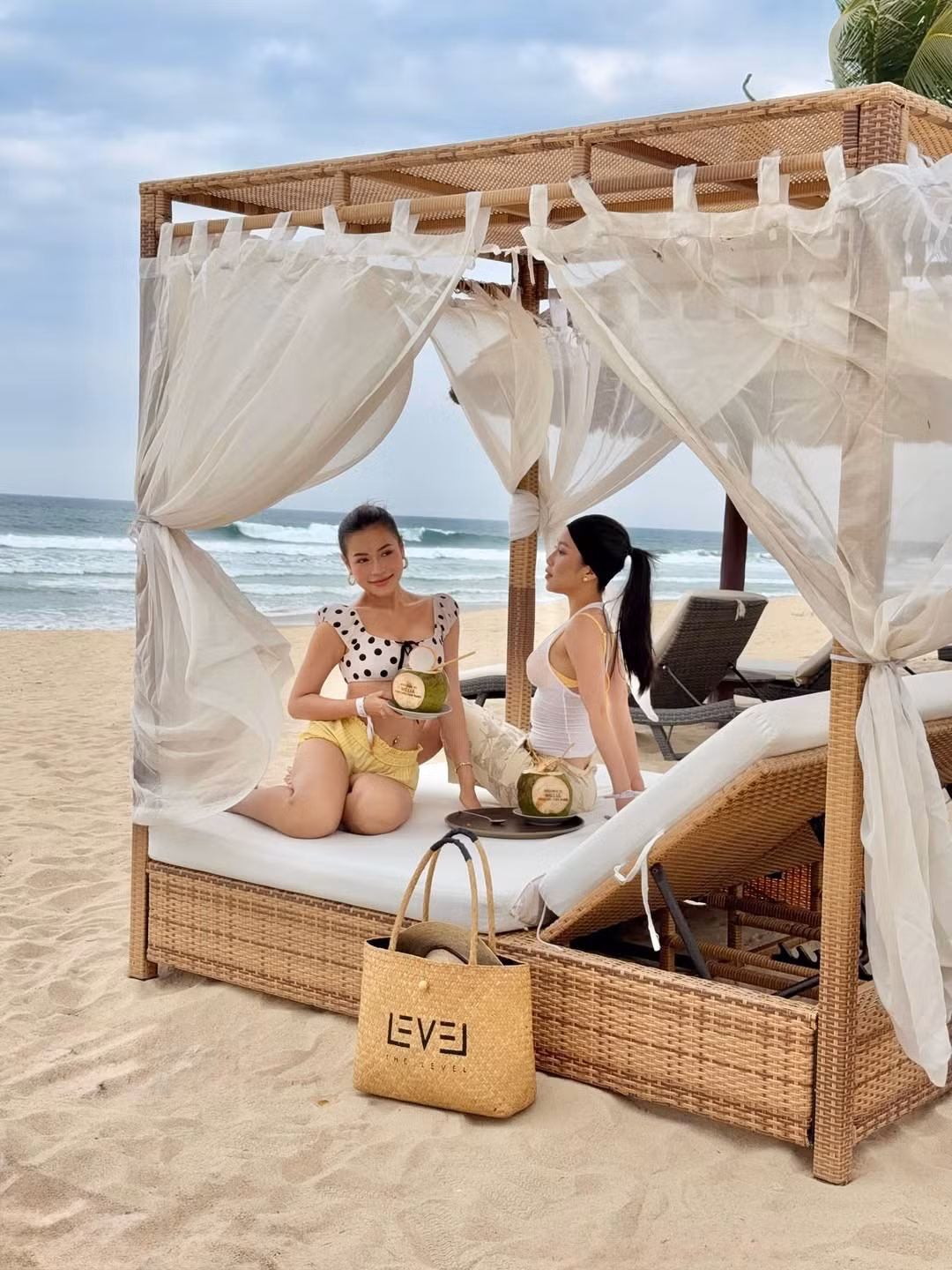 Dù thường xuyên xuất hiện cùng nhau, mỗi lần cặp bạn thân này lên đồ là một lần tạo nên xu hướng. Đặc biệt trong chuyến đi biển lần này, cả hai đã khoe trọn vóc dáng quyến rũ và phong cách thời trang nghỉ dưỡng cực kỳ "cháy".