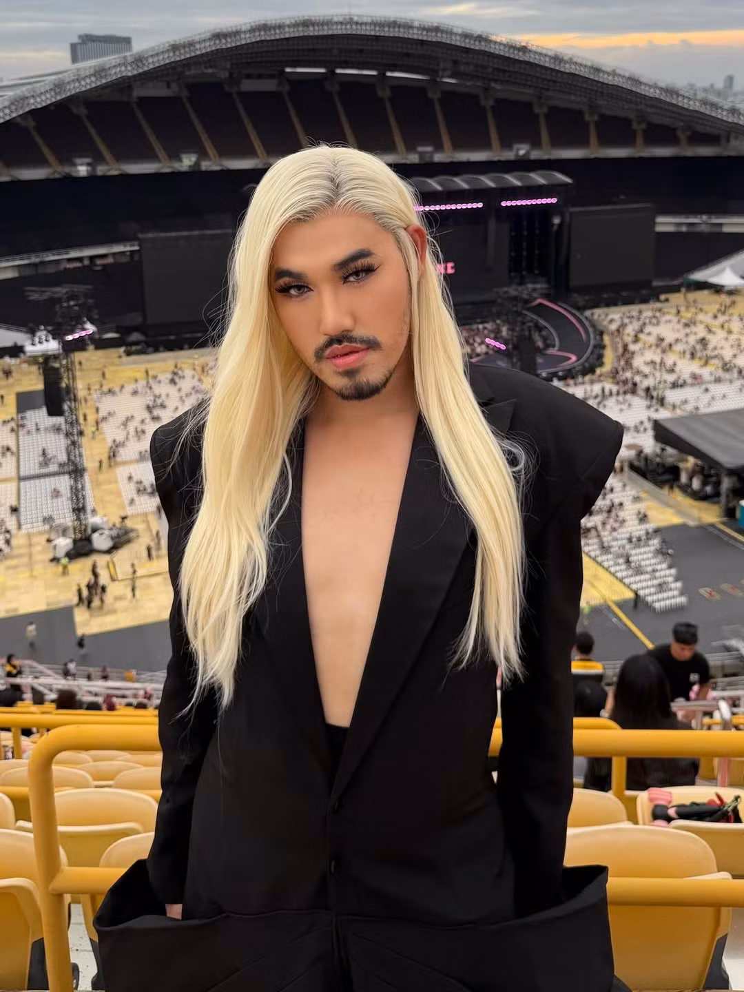 Khoảnh khắc gây sốt nhất là khi Lisa thật sự nhìn thấy Buknum. Trong một đoạn video được lan truyền chóng mặt, khi đang di chuyển trên sân khấu, Lisa đã dừng lại, nở nụ cười kinh ngạc và chỉ tay về phía Buknum. (Ảnh: IGNV)