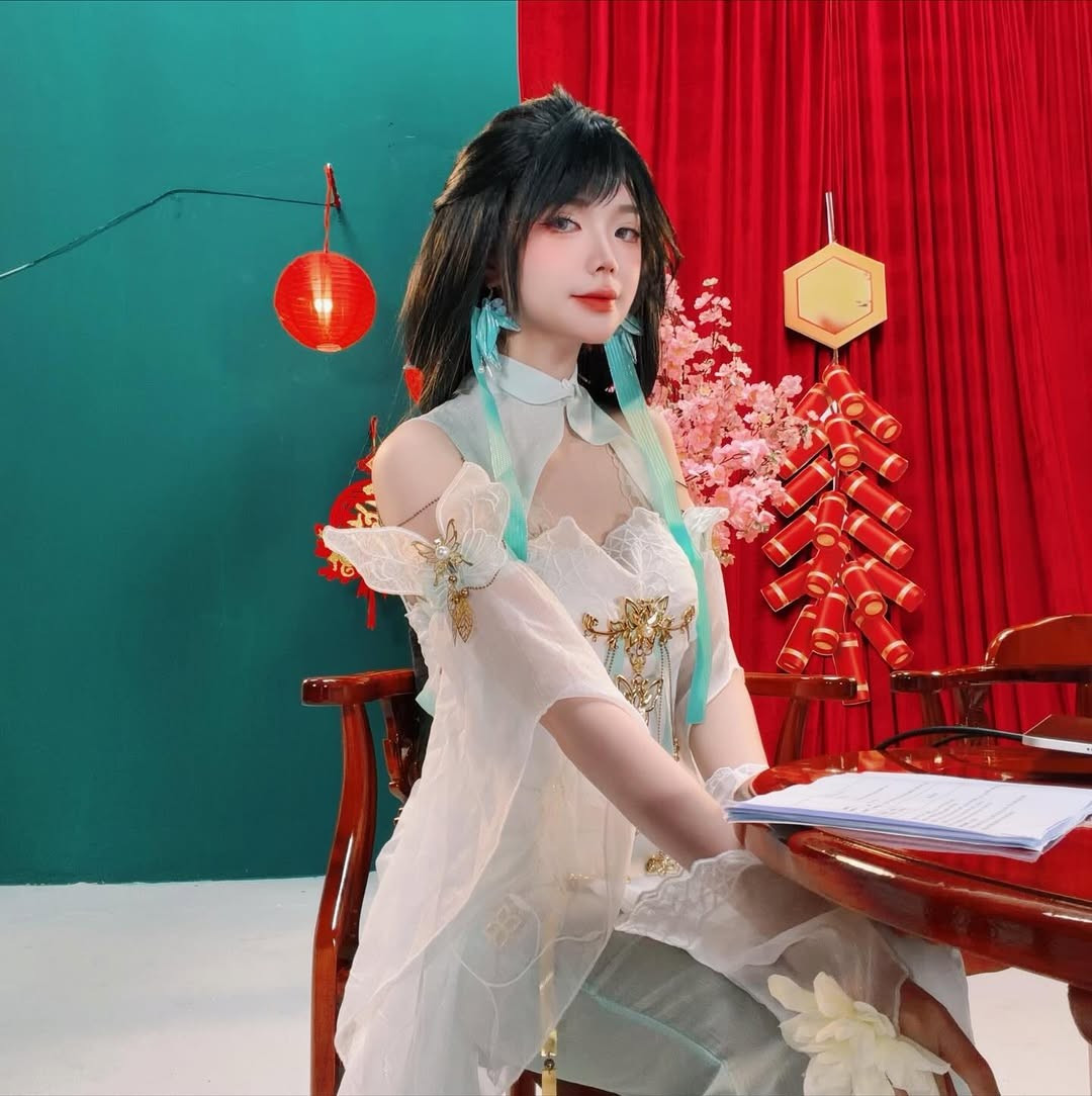 Trong loạt ảnh được công bố, Du Phong Linh hóa thân thành một nhân vật game mang phong thái tiên hiệp dịu dàng. Điểm nhấn gây bất ngờ nhất chính là mái tóc. Khác xa với những lần xuất hiện đầy màu sắc trước đây, mái tóc đen mang lại cảm giác trưởng thành, đằm thắm. (Ảnh: IGNV)