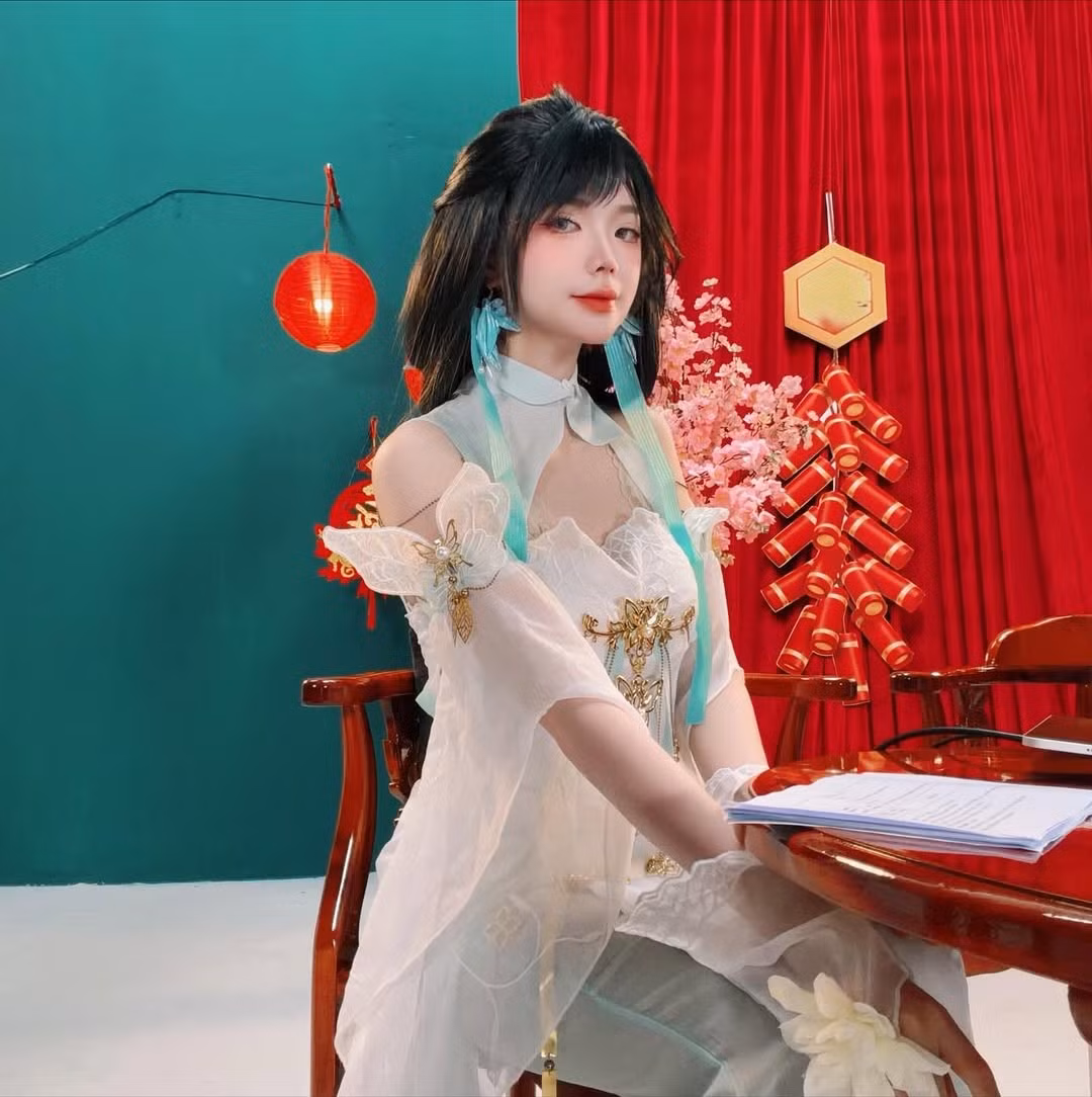 Trong loạt ảnh được công bố, Du Phong Linh hóa thân thành một nhân vật game mang phong thái tiên hiệp dịu dàng. Điểm nhấn gây bất ngờ nhất chính là mái tóc. Khác xa với những lần xuất hiện đầy màu sắc trước đây, mái tóc đen mang lại cảm giác trưởng thành, đằm thắm. (Ảnh: IGNV)