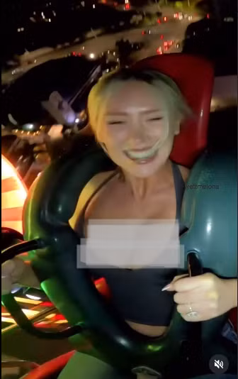 Mặc dù có thể đã nhận ra tình trạng đó, tuy nhiên do tay cố định hai bên để đảm bảo sự an toàn, cô nàng không thể che lại phần ngực. (Ảnh: IGNV)