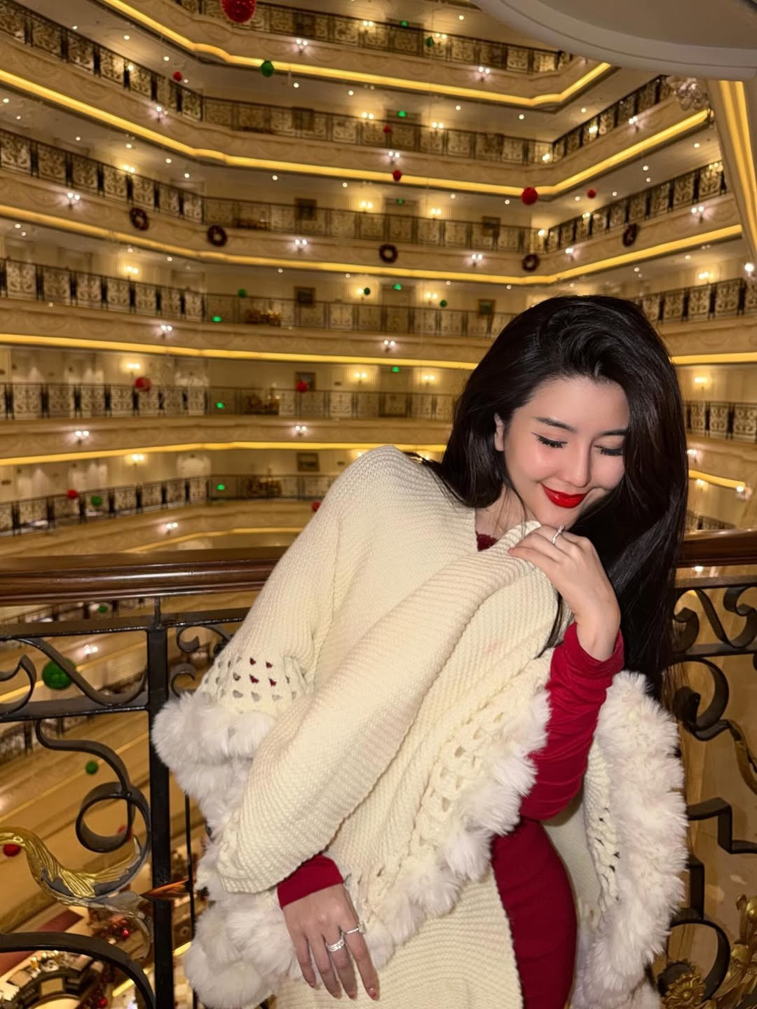 Xuất hiện trong loạt ảnh mới, Võ Ngọc Trân lựa chọn chiếc váy bodycon màu đỏ đô quyến rũ, thiết kế ôm sát lấy những đường cong "thương hiệu". (Ảnh: IGNV)