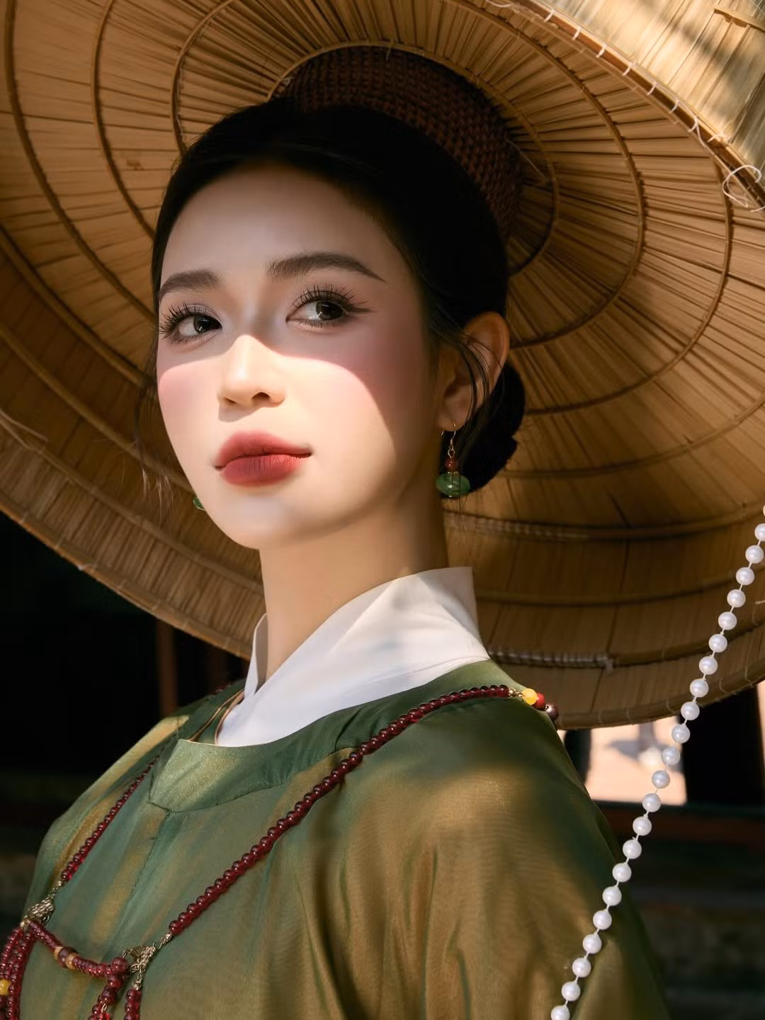 Ở tuổi 23, Mai Hà Hoàng Yến là một Tiktoker, KOL có sức ảnh hưởng lớn, gu thời trang của cô nàng cũng đa dạng hơn nhưng gắn với hình ảnh nữ tính, tinh tế, không phô trương mà vẫn cuốn hút. (Ảnh: IGNV)