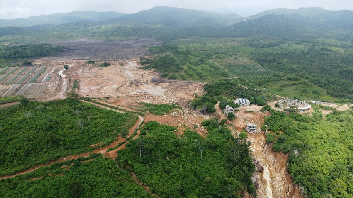 Theo Sở Nông nghiệp và Môi trường tỉnh Lâm Đồng , dự án vườn ao chuồng trên núi Tân Lai của Công ty TNHH Trang trại Việt do ông Trần Quang Tính (51 tuổi, trú tại TPHCM) làm giám đốc và có dung tích trung bình khoảng 900.000m3.