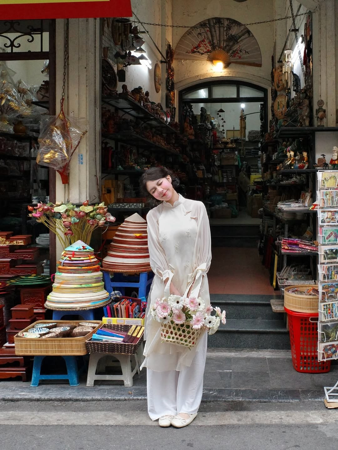 Lối trang điểm tông hồng đào trong trẻo kết hợp cùng kiểu tóc búi thấp giúp Vũ Nguyệt trông như một tiểu thư khuê các, vừa mang nét cổ điển, vừa có hơi thở hiện đại. (Ảnh: IGNV)