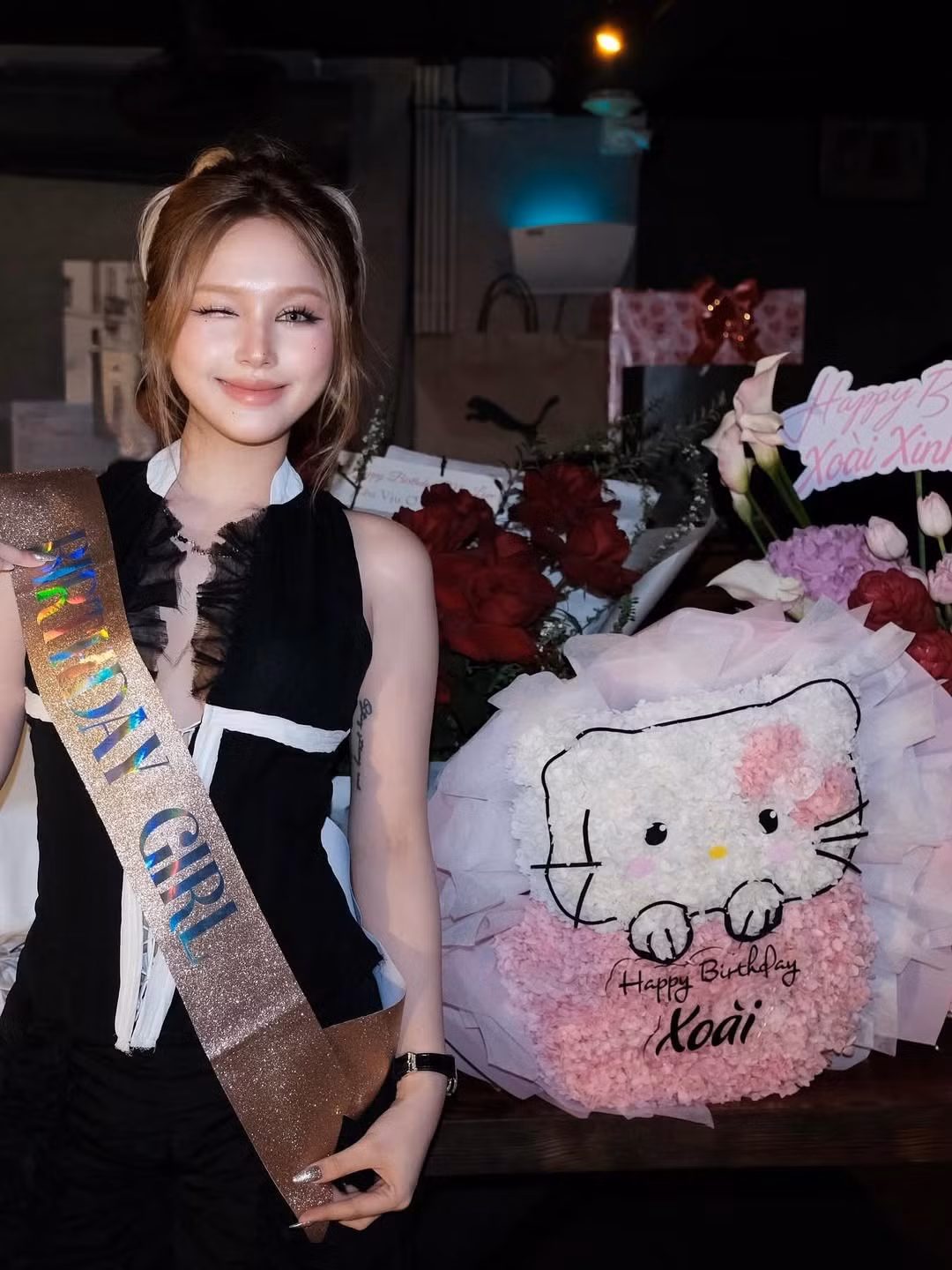 Trong một đoạn video được bạn bè đăng tải, nàng hot girl xúc động nghẹn ngào khi đứng cạnh bố mẹ ruột và Gil Lê. Cô nàng bày tỏ niềm hạnh phúc trong tình cảm của những người xung quanh. (Ảnh: IGNV)