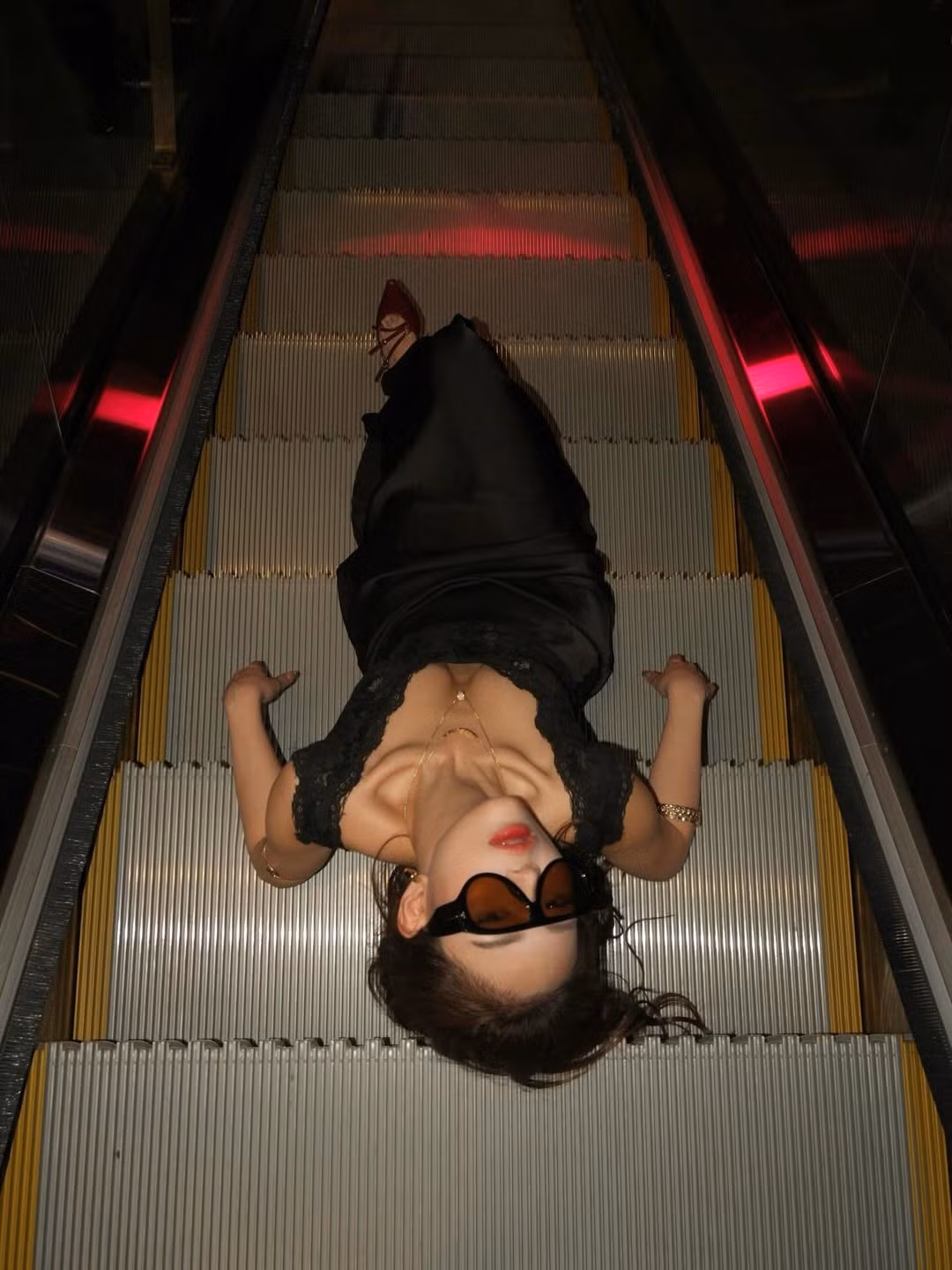 Trong bộ ảnh, Mai Hà Hoàng Yến diện một chiếc đầm dài màu đen, chất liệu lụa hoặc satin mềm mại kết hợp với chi tiết ren lưới tinh tế ở phần thân trên. (Ảnh: IGNV)