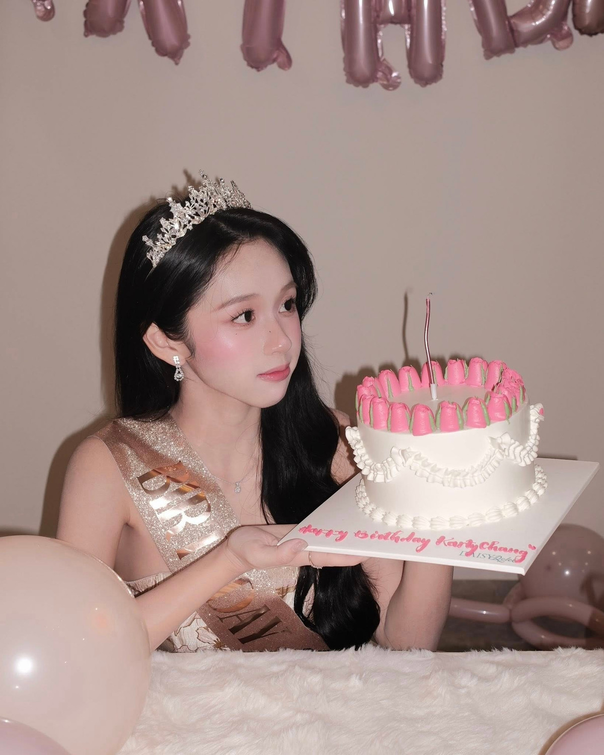 Cô từng là sinh viên của Học viện Hàng không Việt Nam. Hiện tại, Karty Chang hoạt động tích cực trong vai trò mẫu ảnh, KOLs, là gương mặt được nhiều thương hiệu thời trang và nhãn hàng trong và ngoài nước yêu thích. (Ảnh: FBNV)