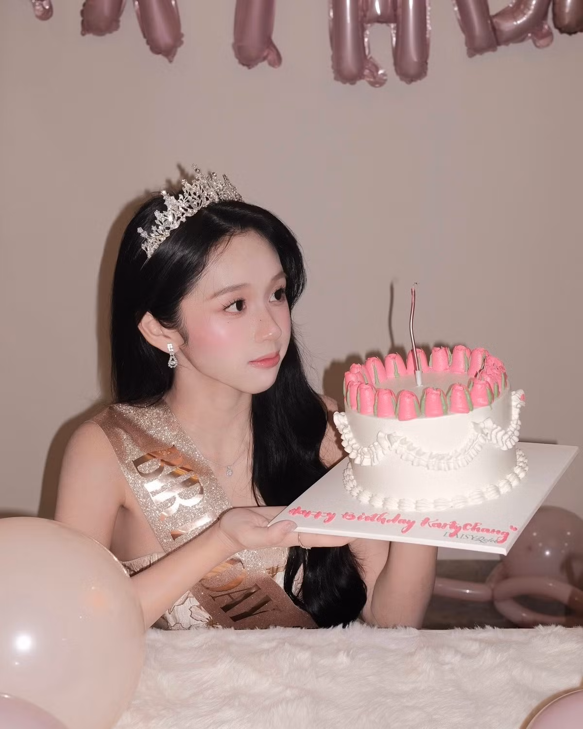 Cô từng là sinh viên của Học viện Hàng không Việt Nam. Hiện tại, Karty Chang hoạt động tích cực trong vai trò mẫu ảnh, KOLs, là gương mặt được nhiều thương hiệu thời trang và nhãn hàng trong và ngoài nước yêu thích. (Ảnh: FBNV)