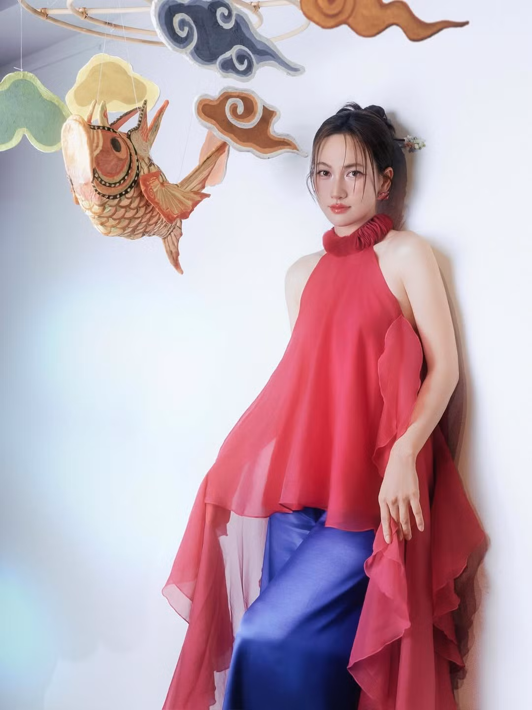 Trái ngược với vẻ e ấp của Jun Vũ, Phương Anh Đào lại chọn cho mình hình tượng cá tính và cuốn hút hơn với tông màu đỏ ruby nổi bật.