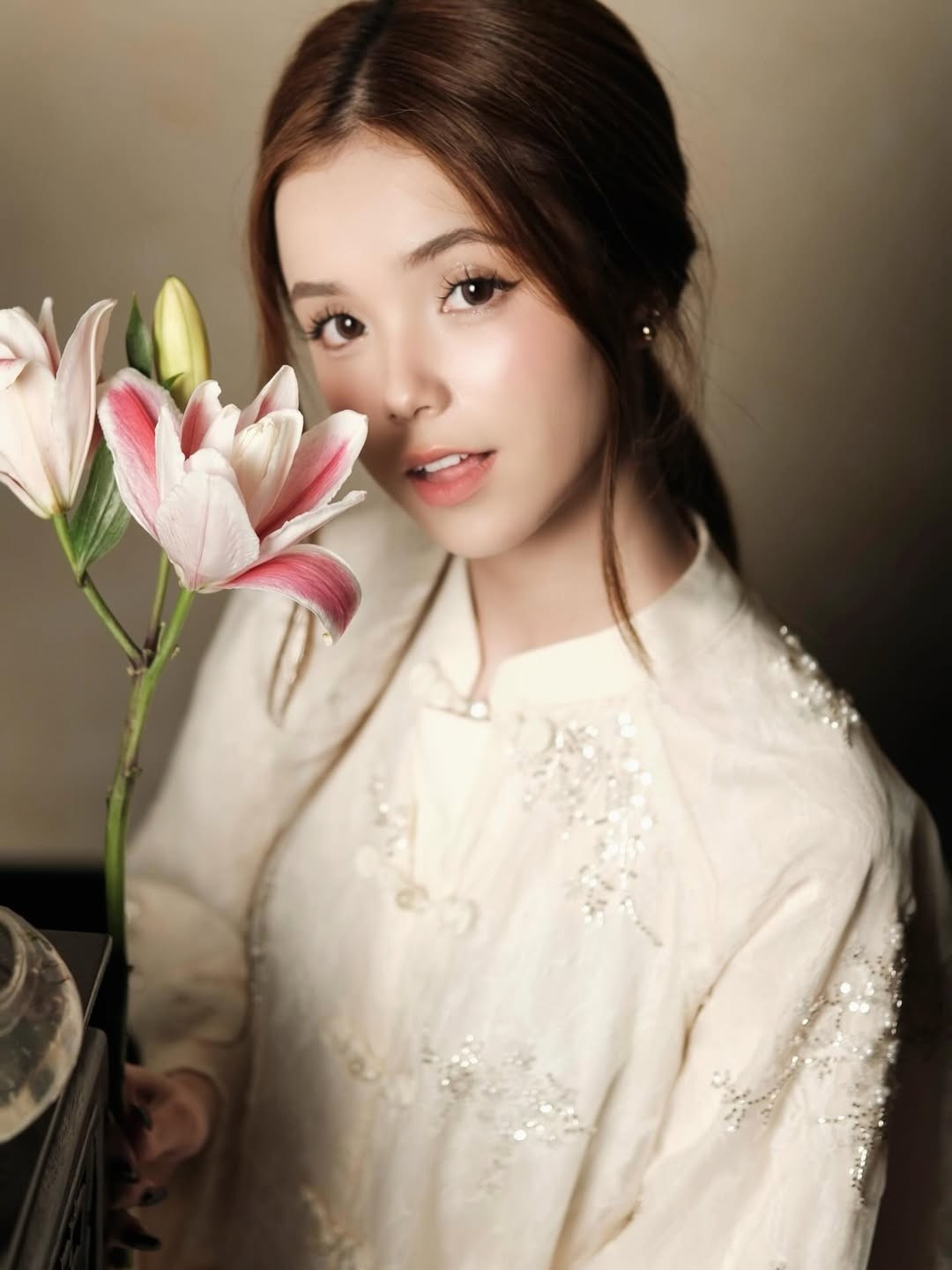 Cách tạo dáng của Gia Linh đã có phần điềm đạm và tinh tế hơn rất nhiều. Cô biết cách tận dụng ánh sáng và góc mặt để tạo nên những bức hình có chiều sâu, thể hiện rõ sự trưởng thành trong tư duy hình ảnh. (Ảnh: IGNV)