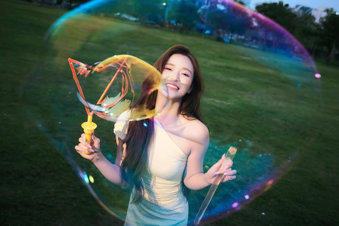 Diện trang phục trắng lệch vai tinh tế, Hoàng Yến khoe khéo nét nữ tính nhưng vẫn vô cùng năng động. (Ảnh: IGNV)