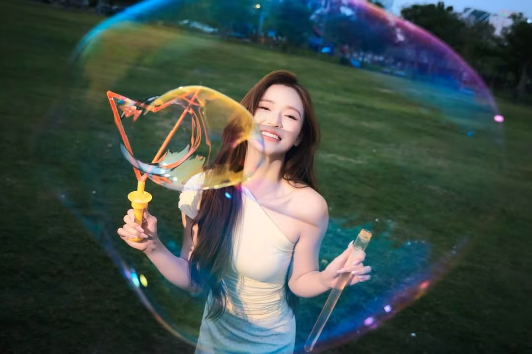 Diện trang phục trắng lệch vai tinh tế, Hoàng Yến khoe khéo nét nữ tính nhưng vẫn vô cùng năng động. (Ảnh: IGNV)