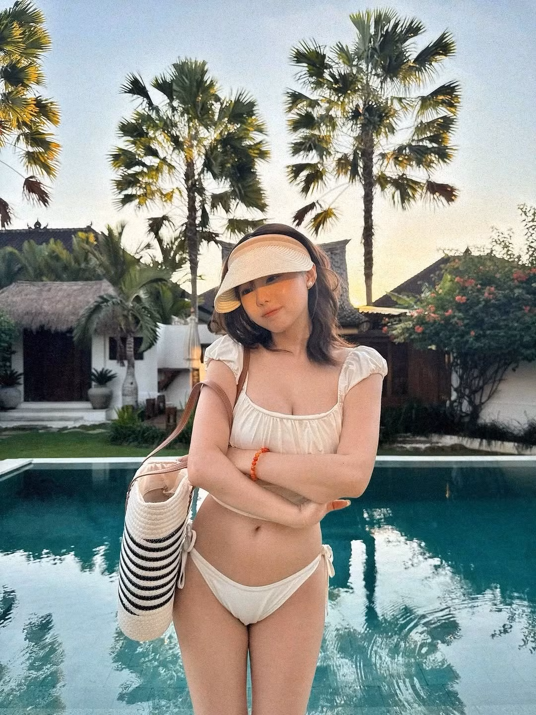 Điều gây ấn tượng ở Hong Young Gi là vẻ ngoài ngọt ngào, trẻ trung dù đã bước qua tuổi 33 và qua hai lần sinh nở. (Ảnh: @kisy0729)