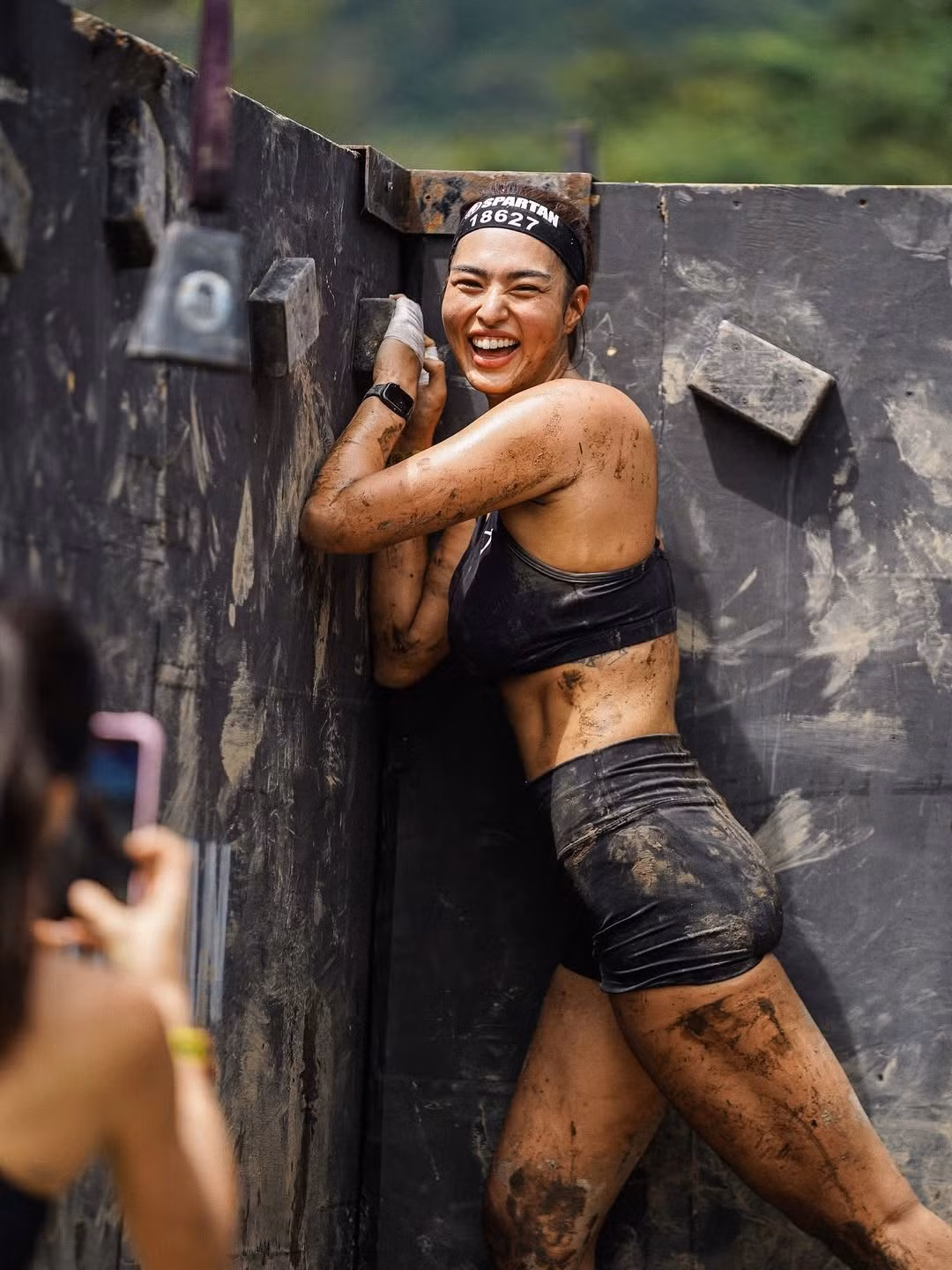 Đặc biệt, nụ cười rạng rỡ của cô trong mọi khoảnh khắc vượt khó đã trở thành tâm điểm chú ý. (Ảnh: IGNV)