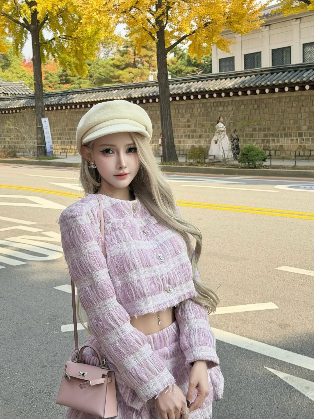 Cô nàng hoàn thiện "giao diện búp bê" của mình với chiếc mũ nồi màu kem, tạo nét cổ điển, đáng yêu. Kết hợp với đó là đôi bốt cao cổ màu kem phối mũi đen bóng, là điểm nhấn cá tính và hiện đại, giúp tổng thể trang phục trở nên bắt mắt và cân bằng hơn. (Ảnh: IGNV)