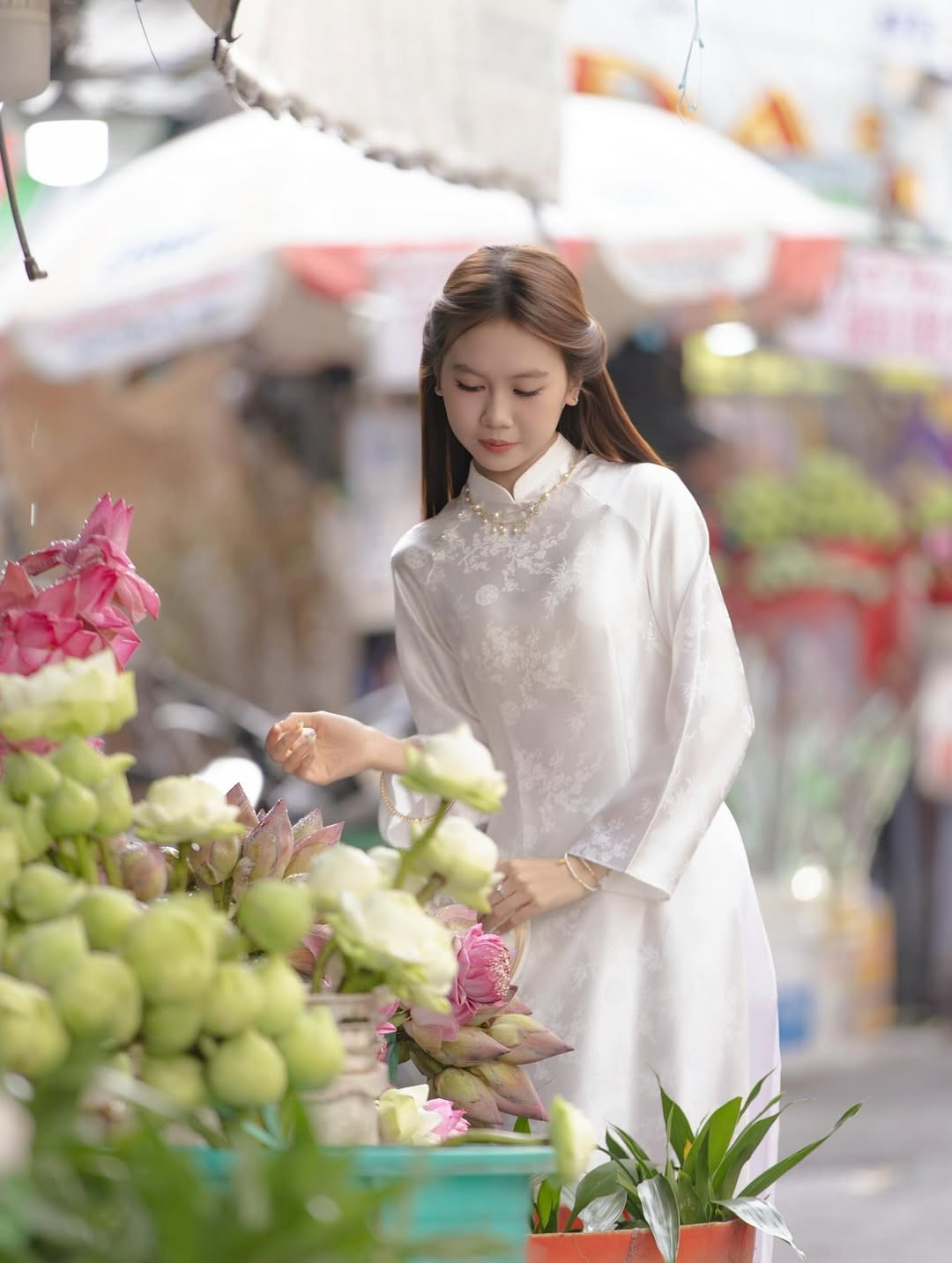 Dù đứng giữa phố thị nhộn nhịp hay bên những đóa hoa sen thanh ngát, Bảo An vẫn toát lên vẻ dịu dàng, đài các của người con gái Việt. (Ảnh: IGNV)