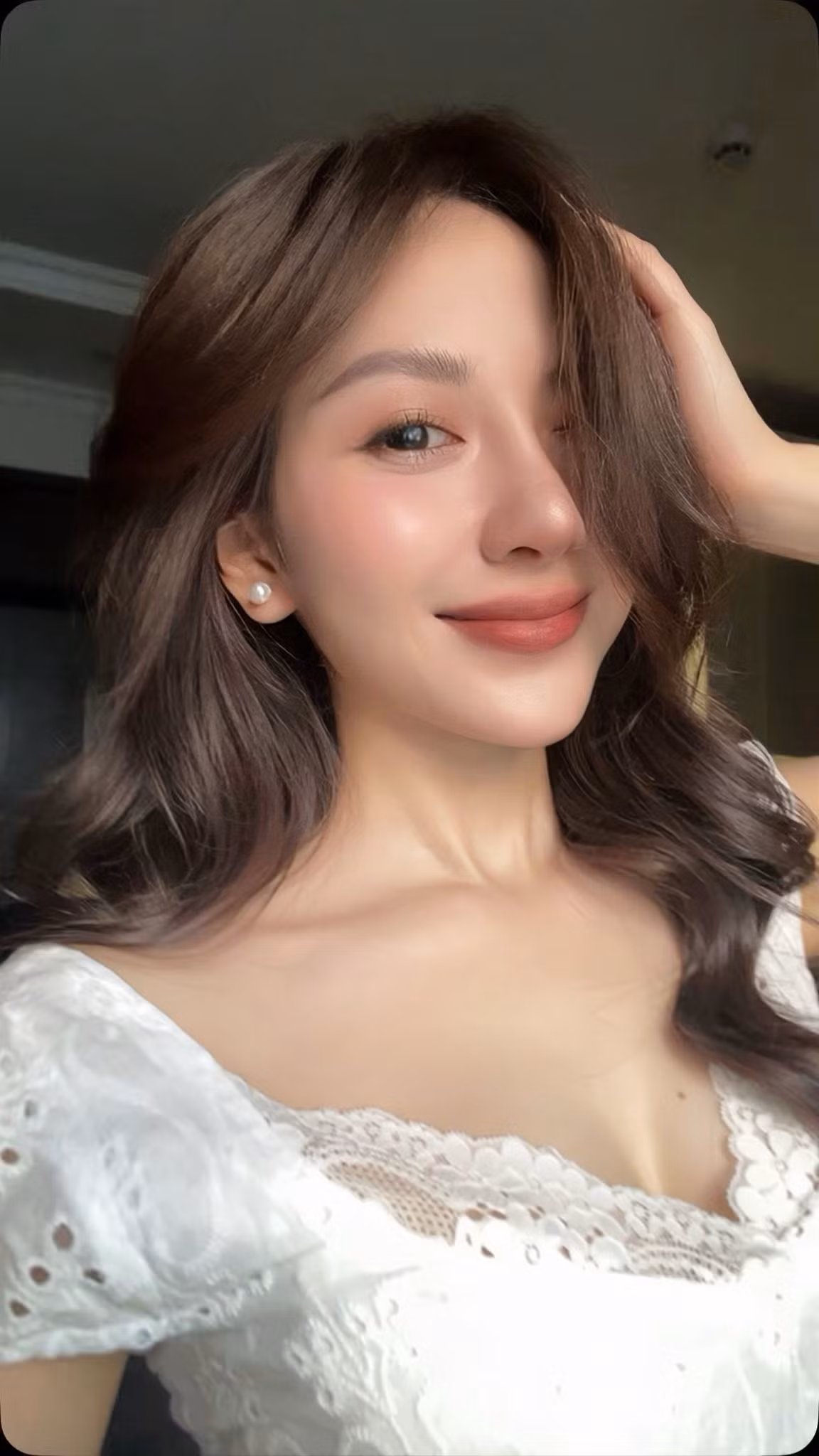 Đôi mắt to tròn, long lanh cùng đôi môi hồng tự nhiên của Quỳnh tạo nên một vẻ đẹp trong trẻo, ngọt ngào khiến ai nhìn cũng phải "rung động". (Ảnh: FBNV)