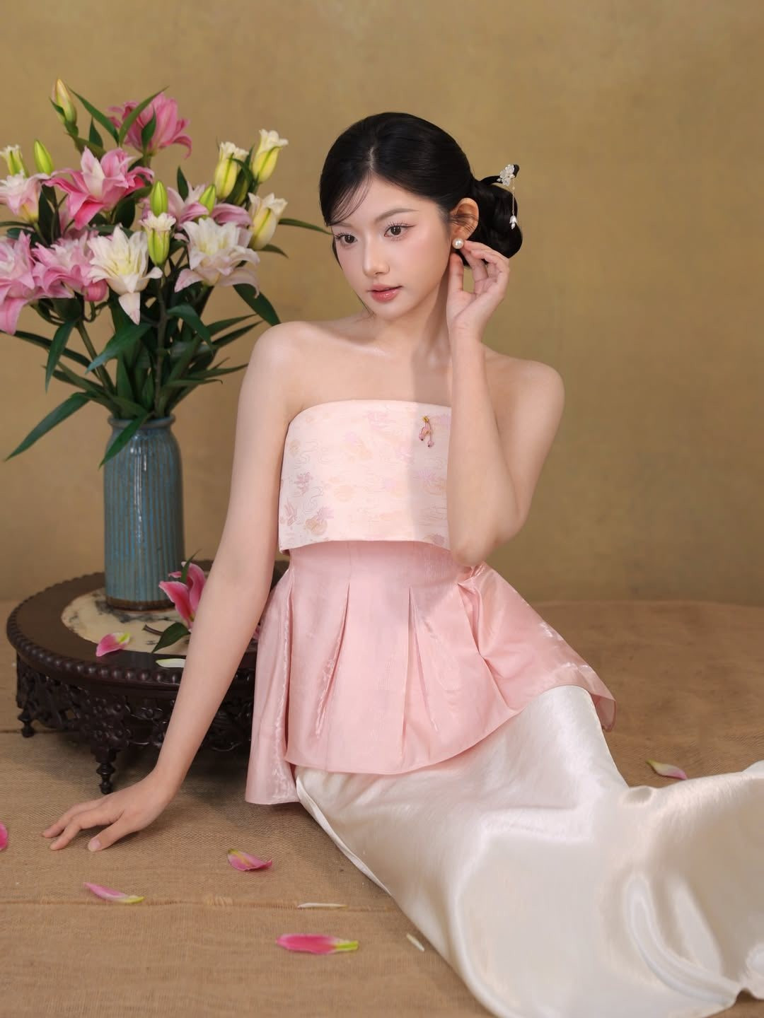 Bên cạnh đó, cô nàng cũng có nền tảng học vấn khiến nhiều người xuýt xoa, Quỳnh Trương từng tốt nghiệp trường chuyên top đầu ở Nghệ An và theo học tại trường Đại học Kinh tế Quốc dân (NEU).