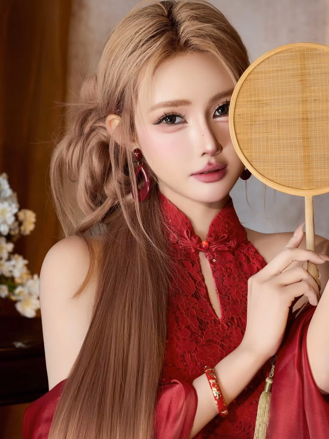 Điểm nhấn của bộ ảnh chính là sự kết hợp giữa nét truyền thống và sự phá cách. Chiếc quạt tròn nan tre và nhành hoa mộc lan trắng tạo nên vẻ đẹp thanh tao, đài các. (Ảnh: IGNV)