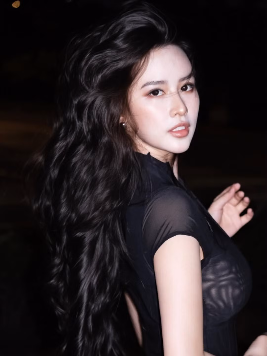 Trong bộ ảnh mới nhất được chia sẻ trên mạng xã hội, Quyên Qui xuất hiện với hình ảnh gợi cảm và cá tính trong một set đồ đen. Điểm nhấn chính là thiết kế áo và chân váy kết hợp hài hòa giữa sự kín đáo và sự "cắt xẻ" tinh tế. (Ảnh: IGNV)