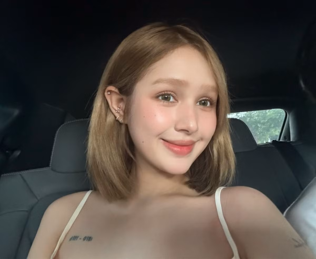 Giữa tranh cãi rầm rộ liên quan đến ngoại hình, mới đây Xoài Non tiếp tục xả hình đi du lịch cùng với Gil Lê. Cô tung loạt ảnh cận khuôn mặt xinh xắn, nụ cười tươi rói đúng chuẩn phụ nữ đang tận hưởng hạnh phúc.