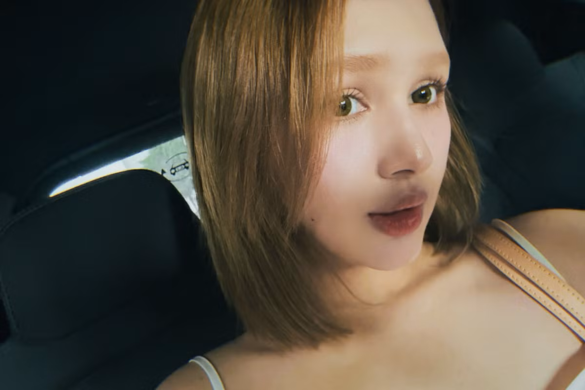 Điều khiến nhiều người chú ý là trong những hình ảnh này, Xoài Non trông có vẻ "mi nhon" hơn hẳn so với hình ảnh khi xuất hiện tại một sự kiện trước đó. Cô nàng vẫn sở hữu gương mặt nhỏ nhắn cùng xương quai xanh rõ rệt.