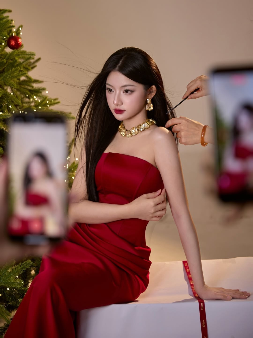 Quỳnh Trương vốn nổi danh với biệt danh "tiên nữ mukbang" nhờ gương mặt thanh tú, nụ cười tỏa nắng và phong cách nhẹ nhàng, trong trẻo. Tuy nhiên, trong bộ ảnh chào đón mùa lễ hội năm nay, cô nàng sinh năm 2002 đã thực hiện một cú "lột xác" ngoạn mục. (Ảnh: IGNV)