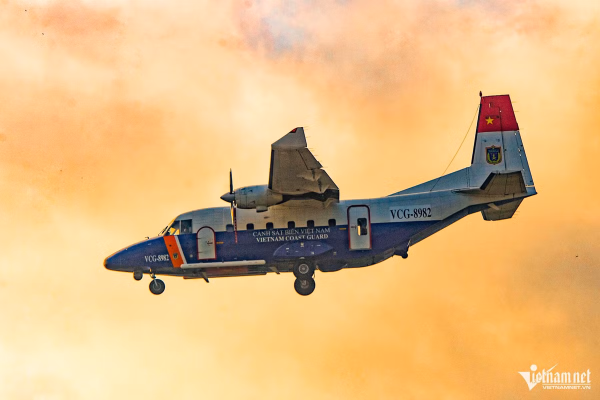 Chiếc máy bay Casa-212 mang số hiệu 8982 bay trên nền trời vàng óng vào lúc bình minh của ngày hôm nay.