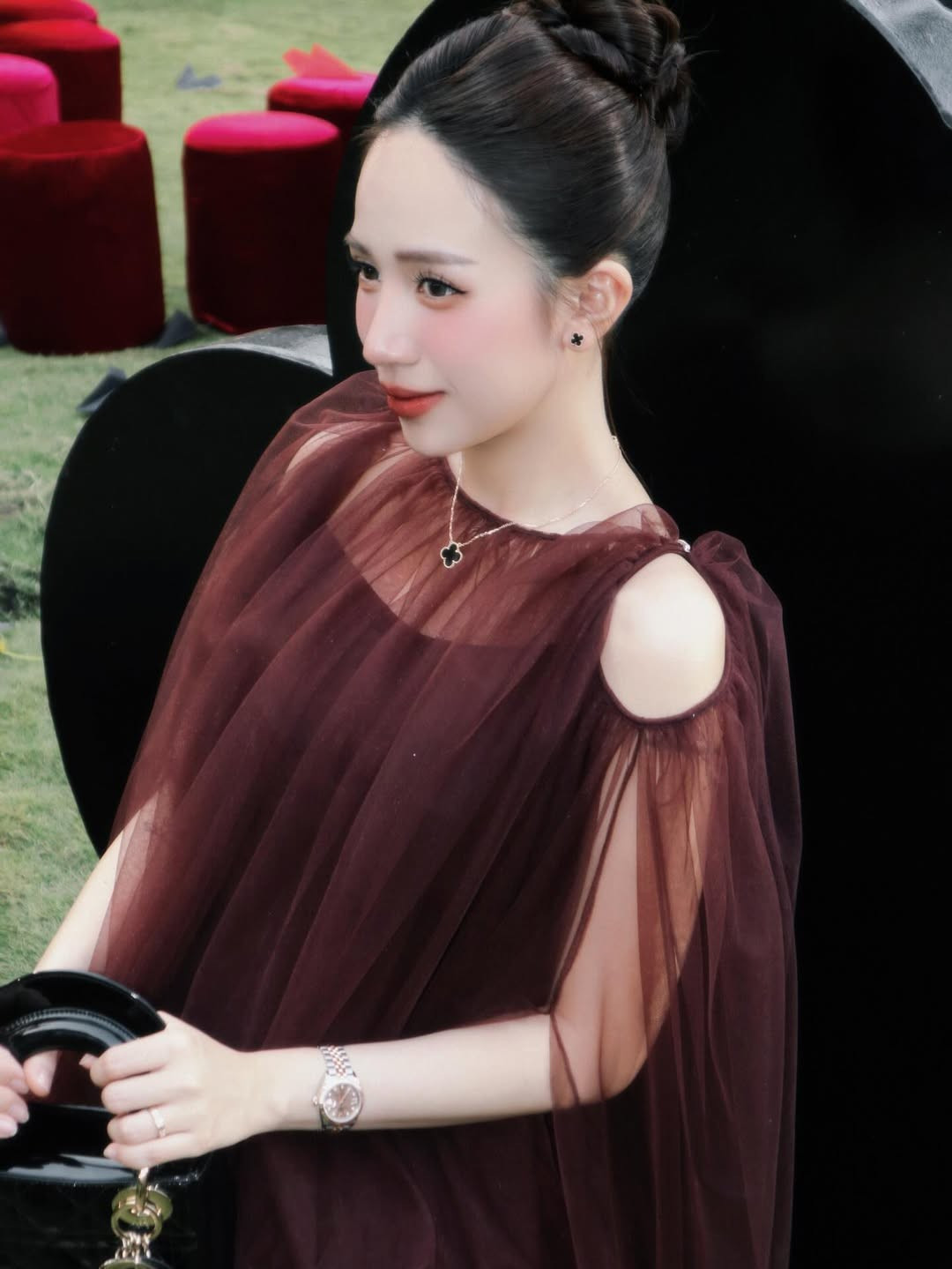 Nhiều người hâm mộ đã để lại bình luận khen ngợi sắc vóc của cô: "Đúng là mẹ bốn con trông mòn con mắt, càng ngày càng mặn mà hơn." (Ảnh IGNV)