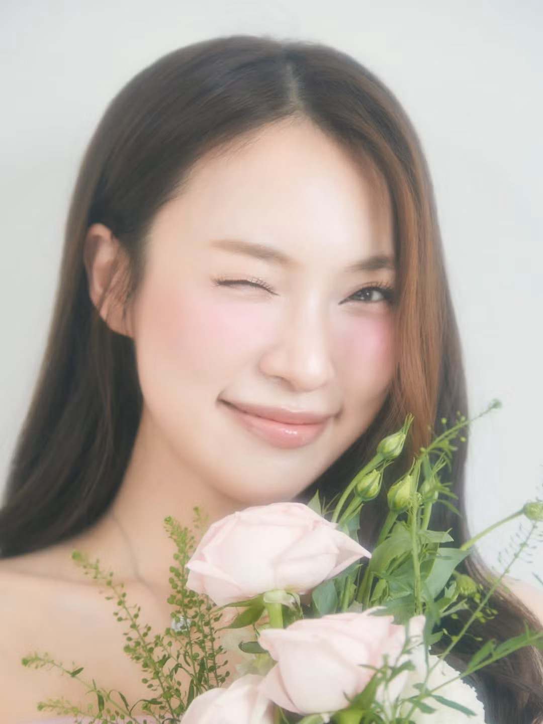 Mái tóc dài buông xõa bồng bềnh cùng trang phục màu hồng phấn dịu dàng, với thiết kế áo quây trễ vai khoe khéo bờ vai mảnh mai, càng làm nổi bật nét nữ tính, ngọt ngào. (Ảnh: IGNV)