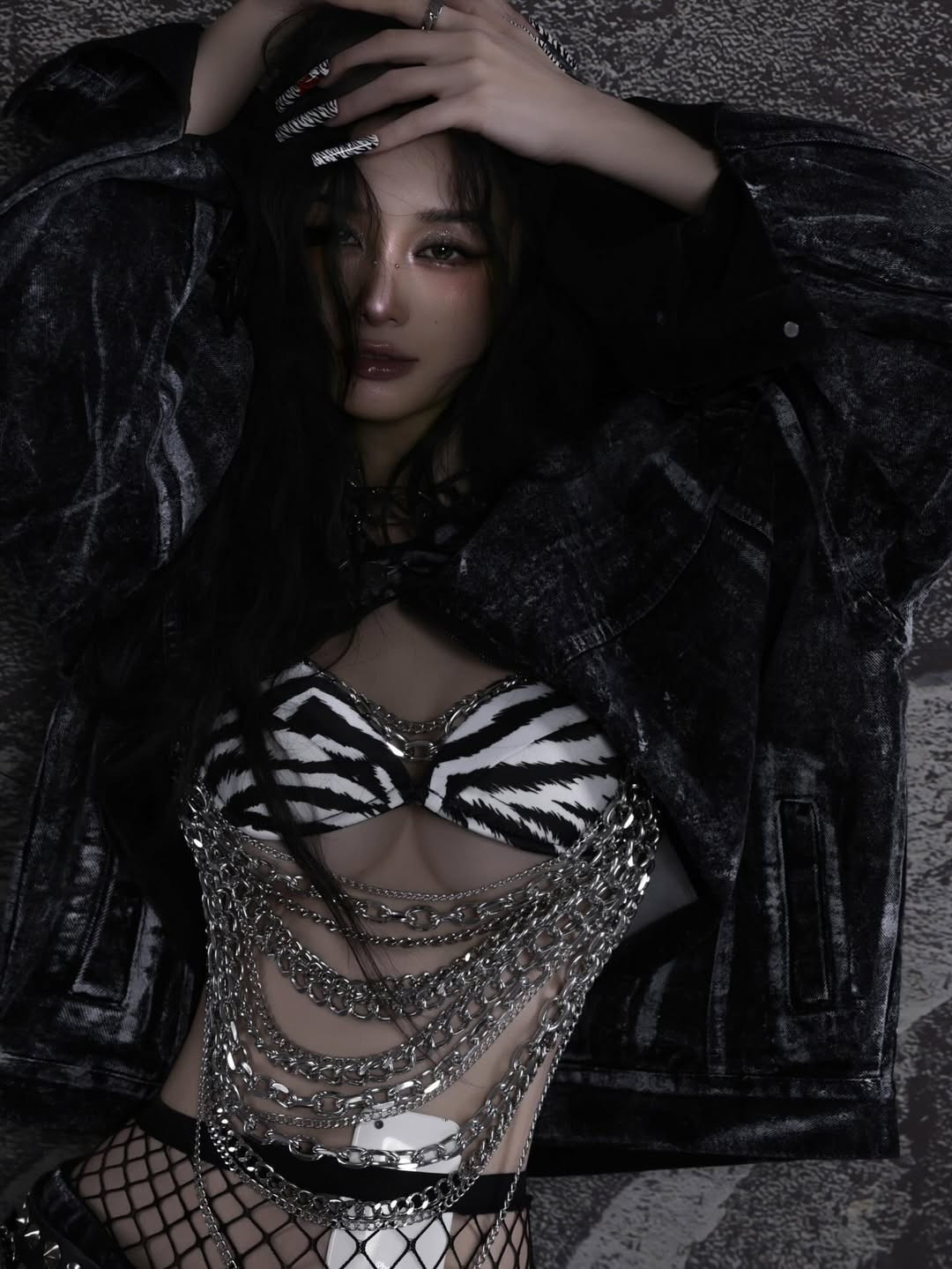 Mới đây, Jun Vũ vừa khiến cộng đồng mạng một phen "dậy sóng" khi tung ra bộ ảnh mới với phong cách cực kỳ táo bạo và phá cách. Rời xa hình tượng ngọt ngào, trong sáng thời mới ra mắt, nữ diễn viên sinh năm 1995 khẳng định sự lột xác mạnh mẽ trong gu thời trang lẫn thần thái. (Ảnh: IGNV)