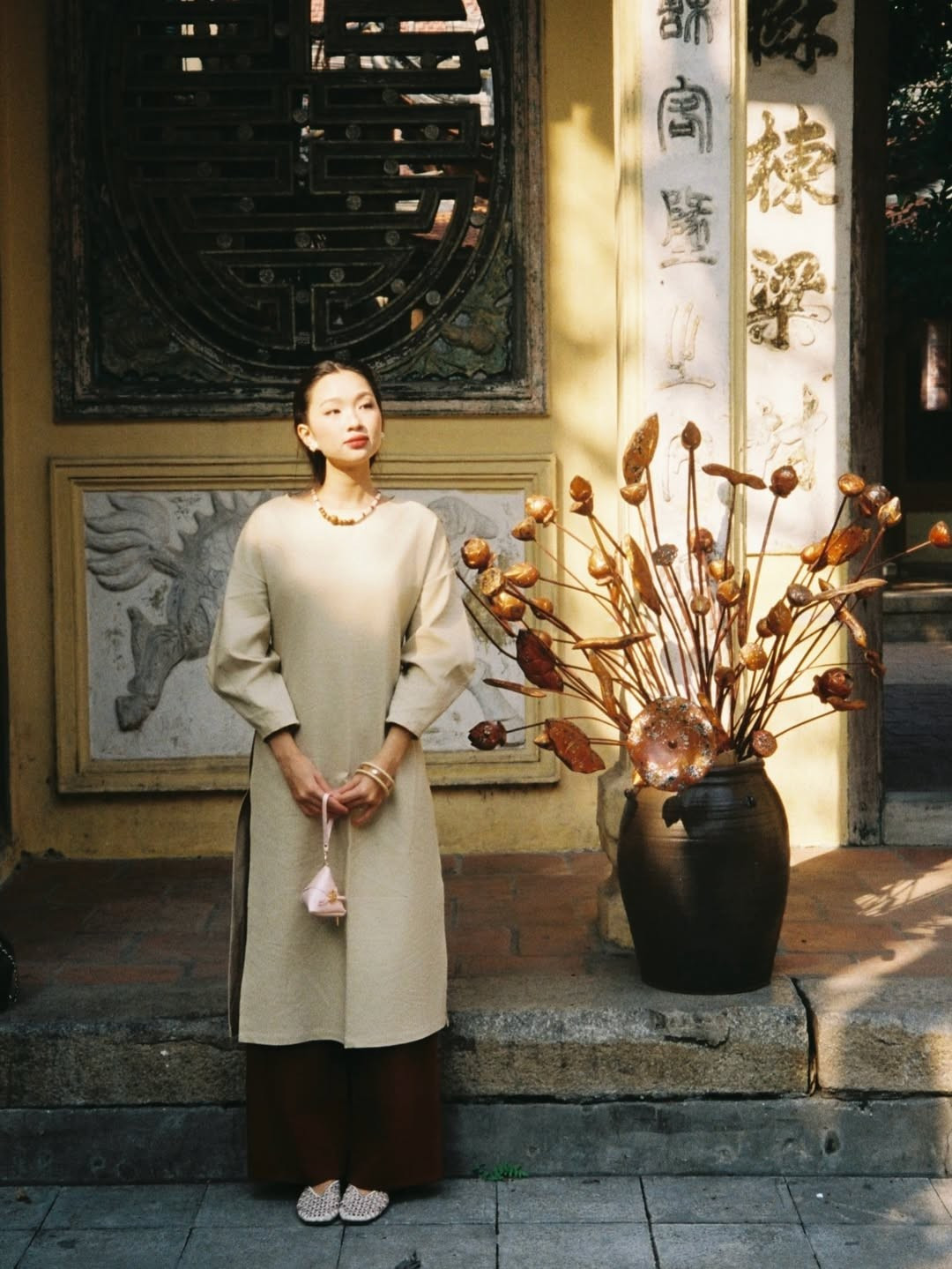 Khi không khí Tết Nguyên Đán đã cận kề, "đường đua" áo dài của các mỹ nhân Việt đang sôi động hơn bao giờ hết. Mới đây, Chái Chanh (tên thật là Thái Anh) - cô nàng hot girl nổi danh với gu thẩm mỹ tinh tế trên Instagram - đã chính thức "nhập cuộc" bằng một bộ ảnh áo dài mang đậm hơi thở hoài cổ, khiến netizen không khỏi xuýt xoa vì nét dịu dàng, đằm thắm. (Ảnh: IGNV)