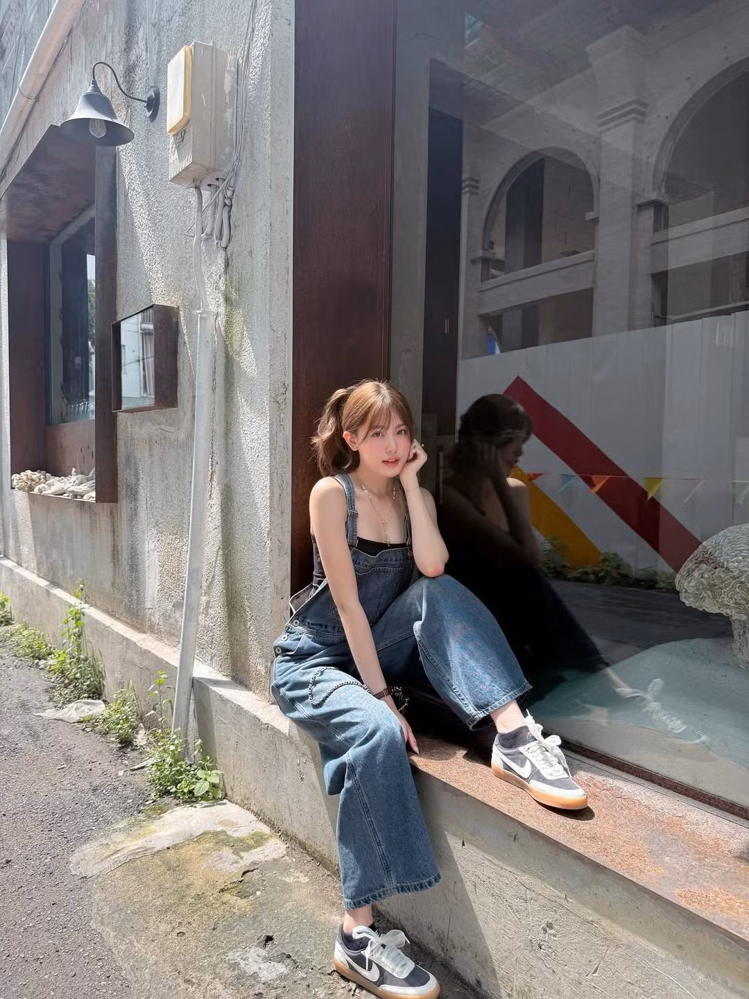 Dù là ảnh selfie trong gương hay khoảnh khắc ăn uống ở quán cà phê, cô nàng đều toát lên thần thái rạng rỡ, cuốn hút. (Ảnh: FBNV)