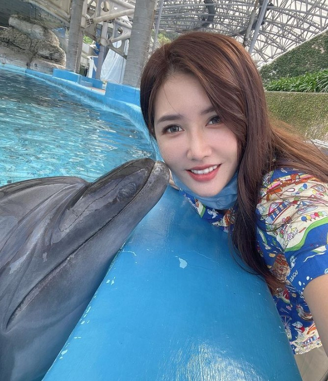 Dù phải đối mặt với nhiều khó khăn khi lặn tự do như chuột rút, va chạm hay dây bikini bị tuột, cô vẫn luôn dành đam mê lớn cho bộ môn này. Nhan sắc của cô dưới làn nước trong xanh càng thêm lung linh và huyền ảo.