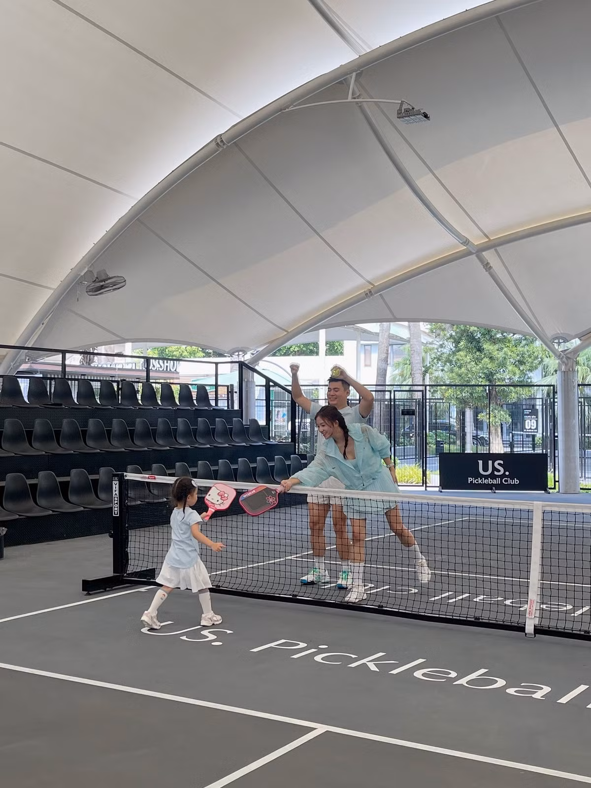 Bộ môn pickleball hiện đang rất thịnh hành ở Việt Nam. Đây là môn thể thao kết hợp giữa tennis, cầu lông và bóng bàn, phù hợp với mọi lứa tuổi, giúp người chơi rèn luyện sức khỏe và sự khéo léo. (Ảnh: FB Hoàng Kim Ngân)