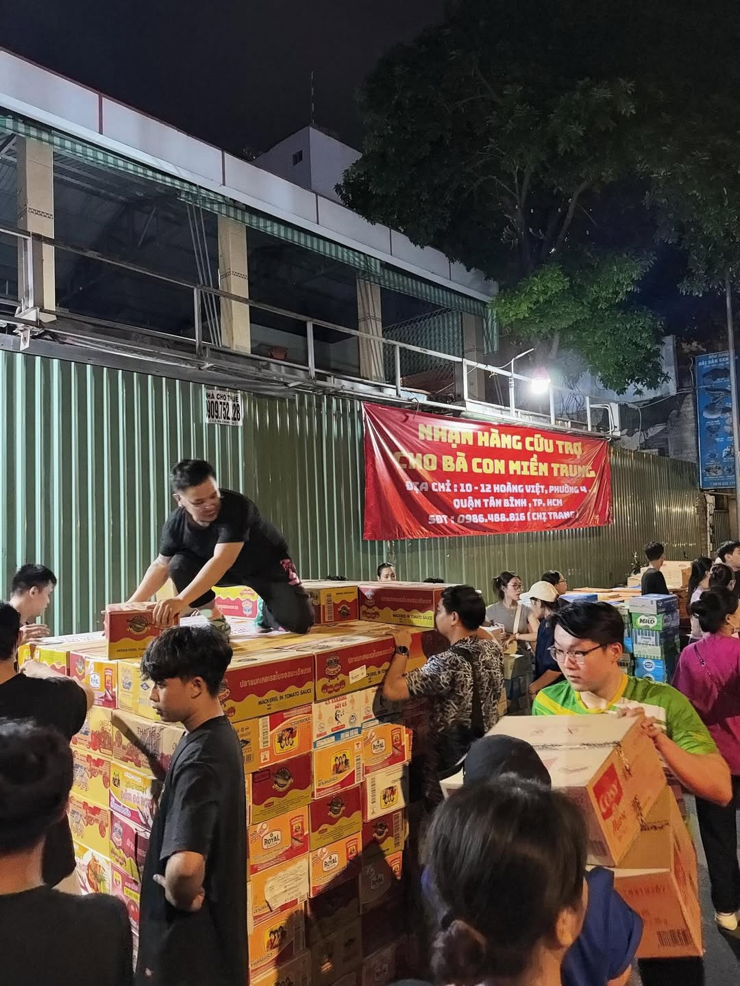 Hành động của Joyce Phạm và sự đồng lòng của hàng triệu người dân Việt Nam là minh chứng rõ ràng nhất cho tinh thần "lá lành đùm lá rách", phần nào giúp đỡ đồng bào vượt qua thiên tai. (Ảnh: IGNV)