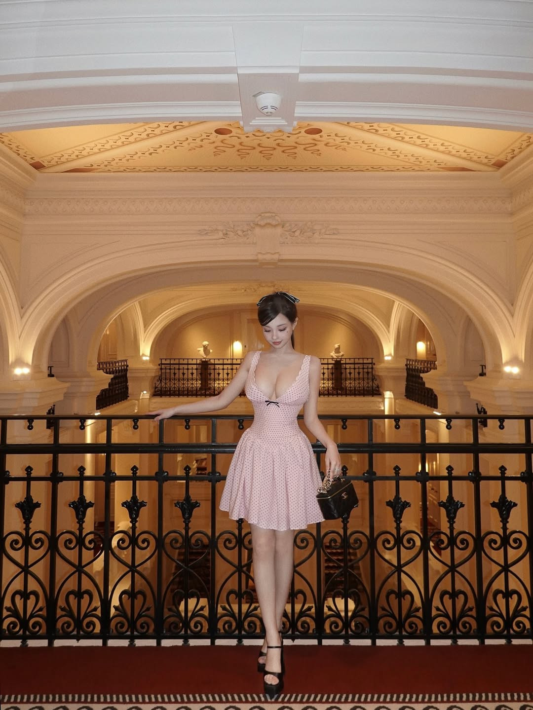 Huang Lin sở hữu vẻ đẹp hình thể hoàn hảo, đặc biệt là vòng một đầy đặn, gợi cảm, được nhận xét là "ngoại cỡ" và là thế mạnh khiến nhiều người nhớ đến. (Ảnh: IG @lovelynnboo)