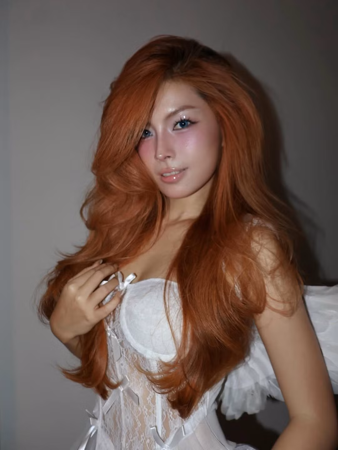 Trong bộ ảnh mới nhất, Thụy Hân chọn trang phục nội y trắng phối cùng đôi cánh thiên thần nhỏ nhắn. (Ảnh: IGNV)