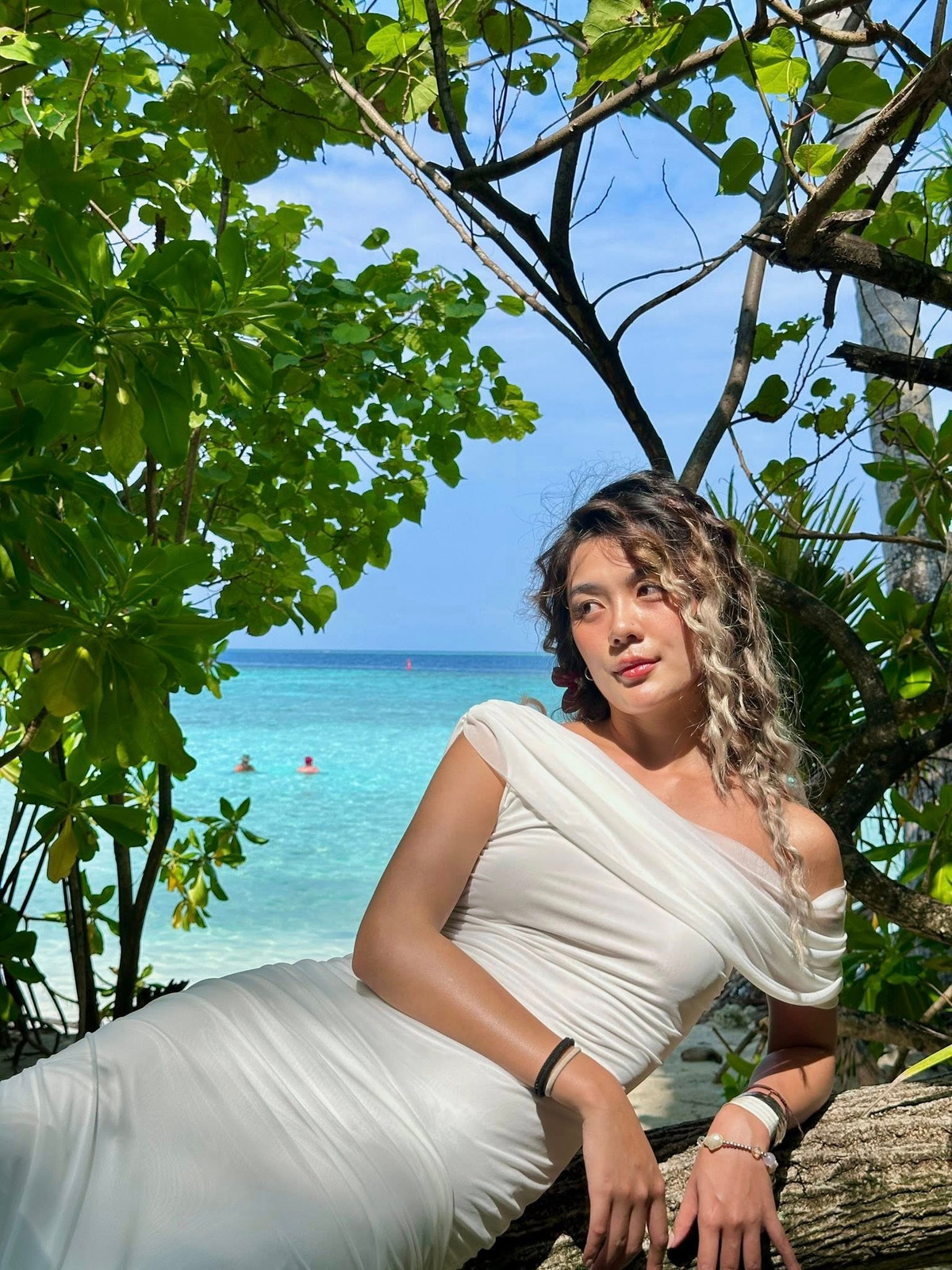 Trước những ý kiến trái chiều, phía Thâu đi đâu vẫn chưa có phản hồi chính thức. Tuy nhiên, không thể phủ nhận bộ ảnh đã giúp cái tên của cô nàng "nóng" hơn bao giờ hết giữa cái lạnh âm độ của mùa đông. (Ảnh: FBNV)