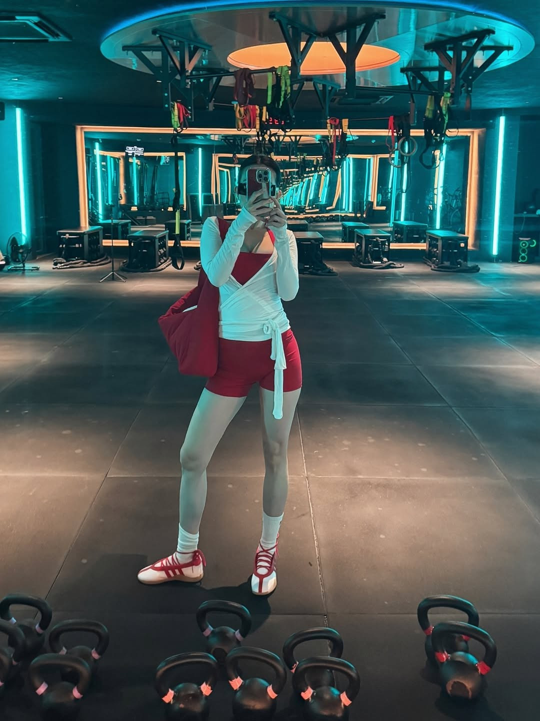 Dù là những bức ảnh selfie hay khoảnh khắc tạo dáng quyến rũ bên cửa sổ, Sĩ Thanh luôn toát lên thần thái tự tin, cuốn hút,. (Ảnh: IGNV)