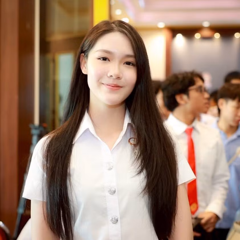 Ánh mắt tập trung, thần thái tự tin khi cầm vợt đã khiến nhiều người hâm mộ không chỉ chú ý đến kỹ thuật mà còn bị thu hút bởi sự quyến rũ tự nhiên của cô. (Ảnh: IGNV)