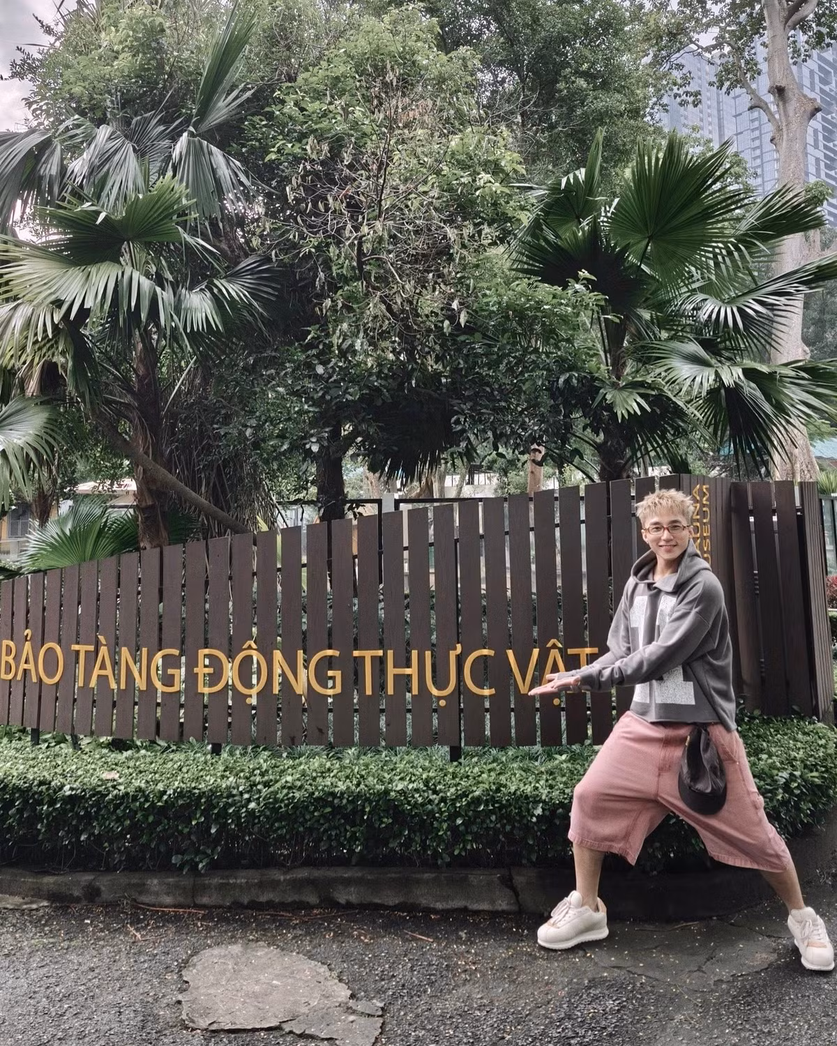 Mới đây trên Facebook, Sơn Tùng M-TP đã đăng tải loạt ảnh đi chơi Thảo Cầm Viên Sài Gòn cùng dòng trạng thái hài hước: "Thảo Cầm Viên cũng rộng đấy nhưng làm sao mà “rộng” bằng lòng người. Chứa bằng đấy những lời “hứa hẹn” thì phải rộng đến đâu cơ chứ." (Ảnh: FBNV)