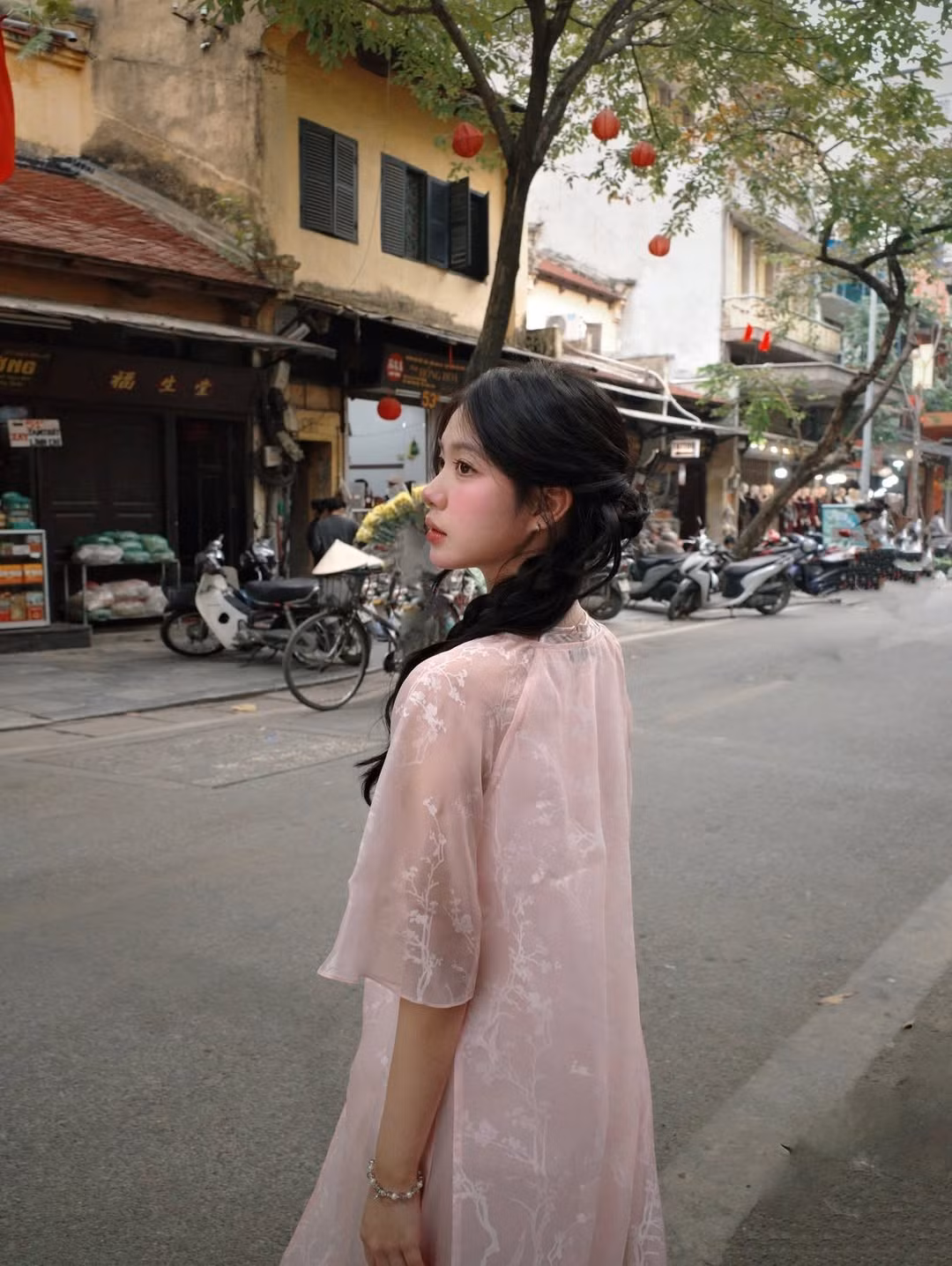 Sự kết hợp này mang đến vẻ ngoài vừa truyền thống, vừa hiện đại, khoe trọn nét duyên dáng, bay bổng của người mặc. (Ảnh: IGNV)