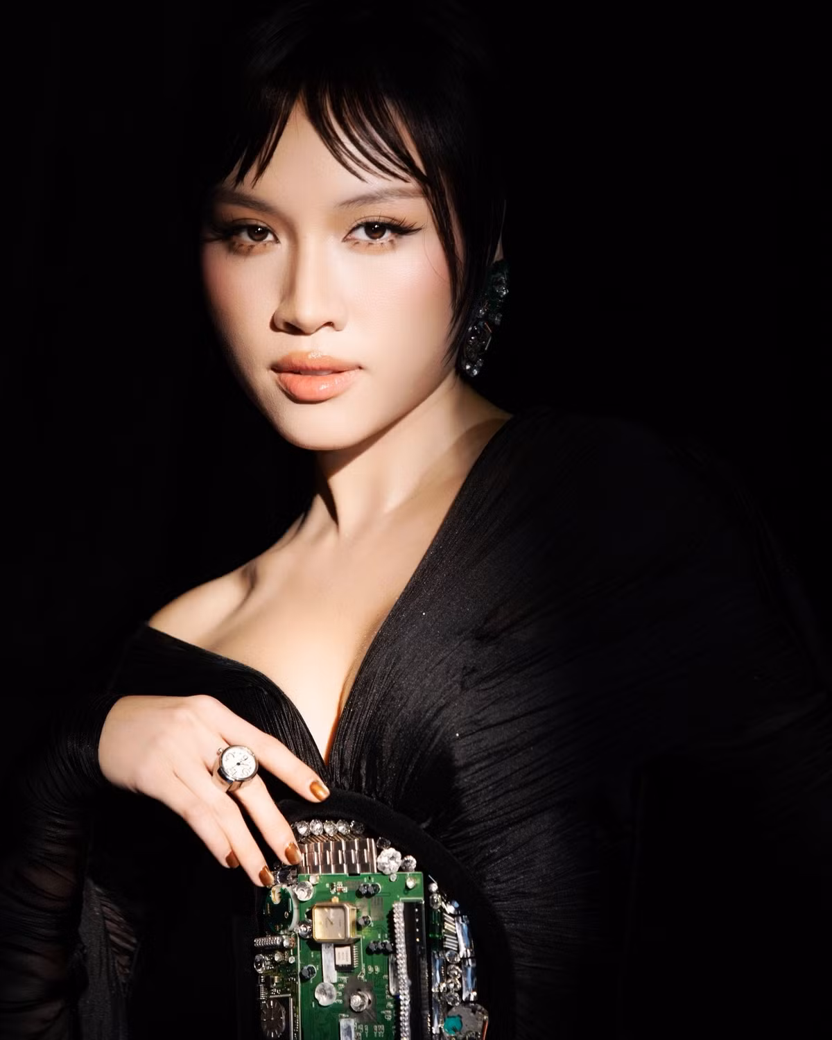 Lần này, cô mạnh dạn "F5" bản thân với mái tóc tém ngắn ngang cằm, kết hợp với phần mái lưa thưa che nhẹ trán, giúp gương mặt trở nên sắc sảo và cá tính hơn hẳn. (Ảnh: FBNV)