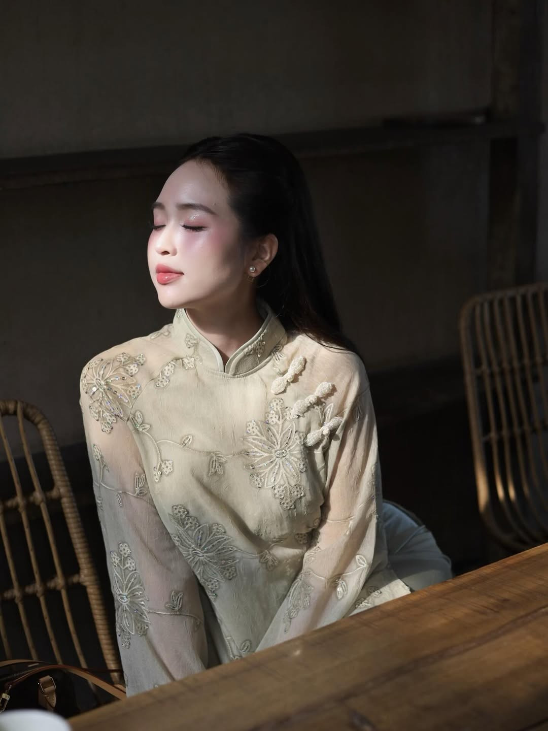 Những tia nắng tự nhiên len lỏi qua kẽ lá, phản chiếu lên tà áo dài thêu hoa tạo nên một khung cảnh lung linh, huyền ảo như những thước phim điện ảnh. (Ảnh: IGNV)