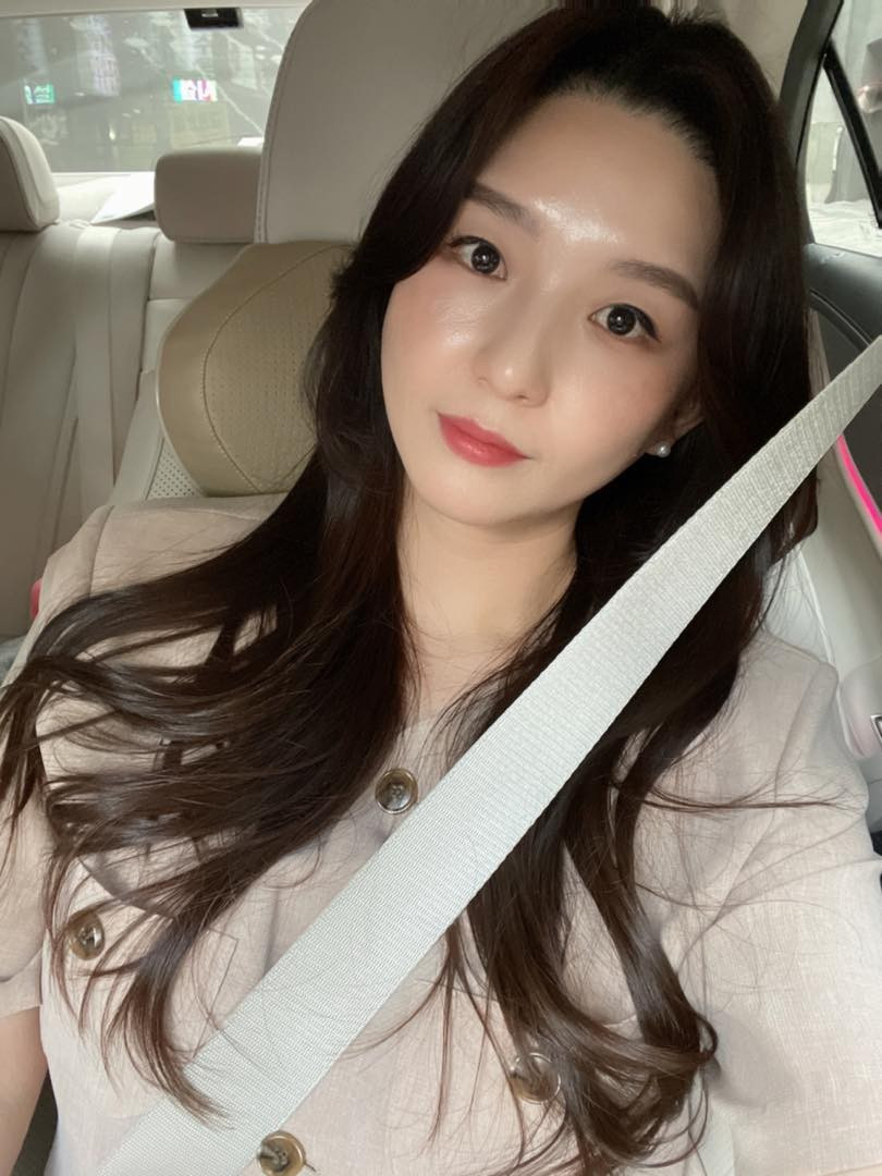 Lý do chính khiến Hamzy đưa ra quyết định khó khăn này là để chuẩn bị cho việc sinh con. Hamzy chia sẻ cô bắt đầu làm YouTube từ cuối những năm 20 tuổi và hiện đã bước sang ngoài 30 tuổi. Sau 10 năm gắn bó cùng bạn trai, cô nhận thấy đây là thời điểm không thể trì hoãn thêm việc làm mẹ.